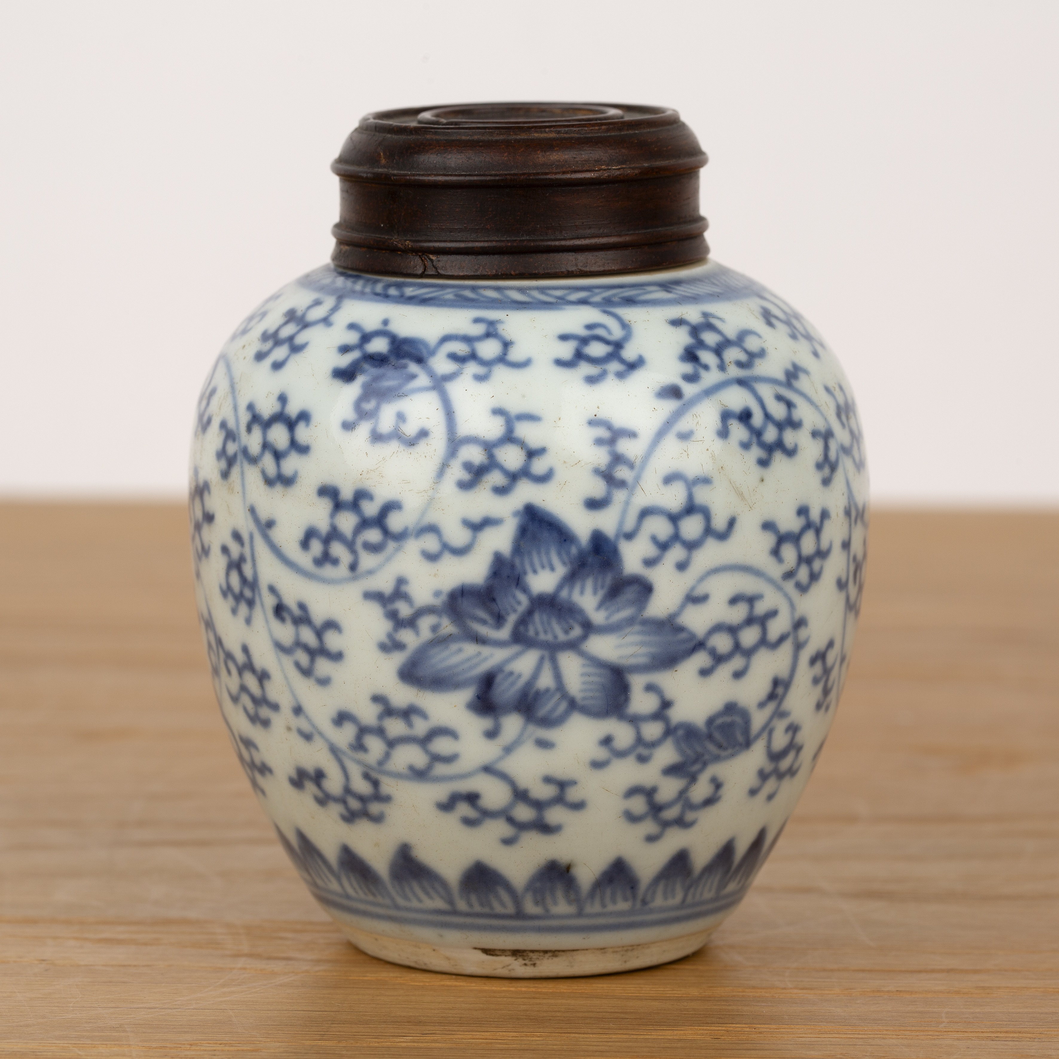 Small blue and white ginger jar with wood cover and stand Chinese, 18th/19th Century with Indian - Bild 2 aus 5