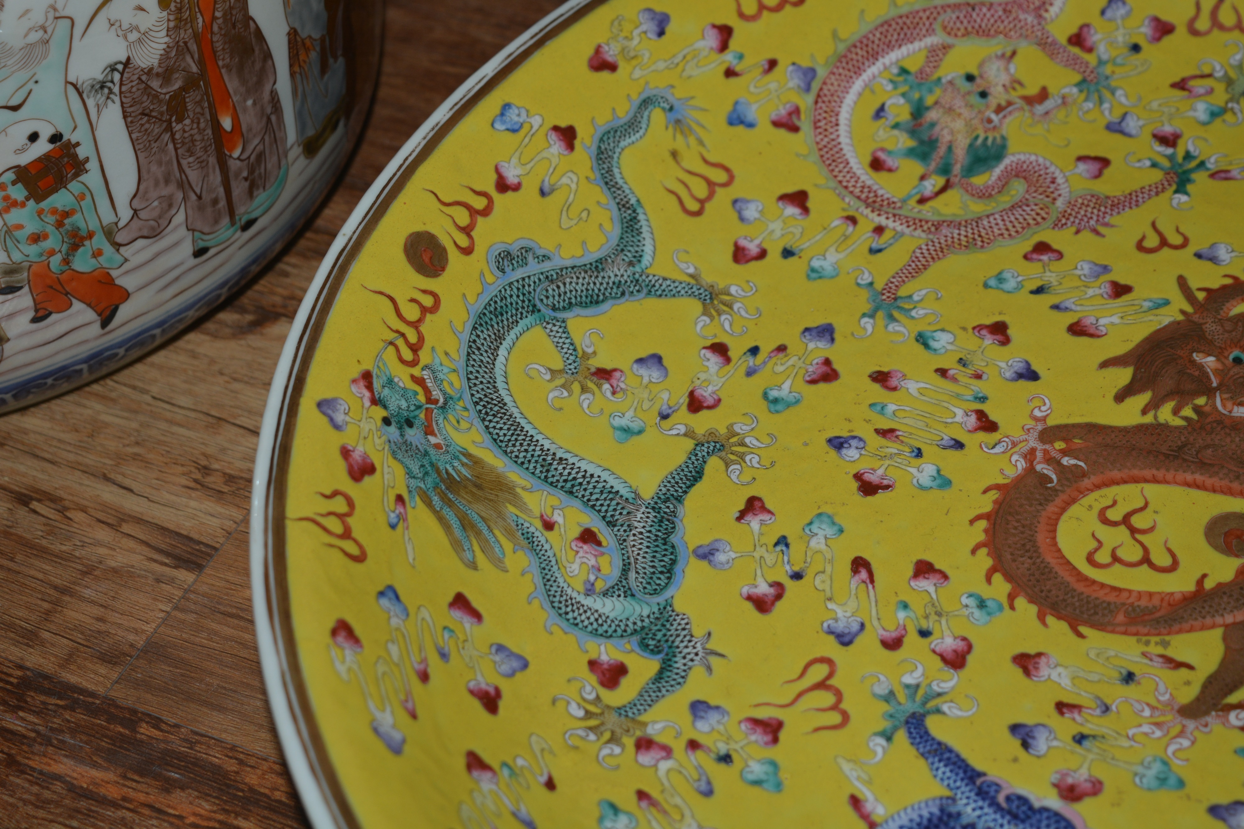 Imperial yellow ground large porcelain charger Chinese, Guangxu period painted in coloured enamels - Image 15 of 15