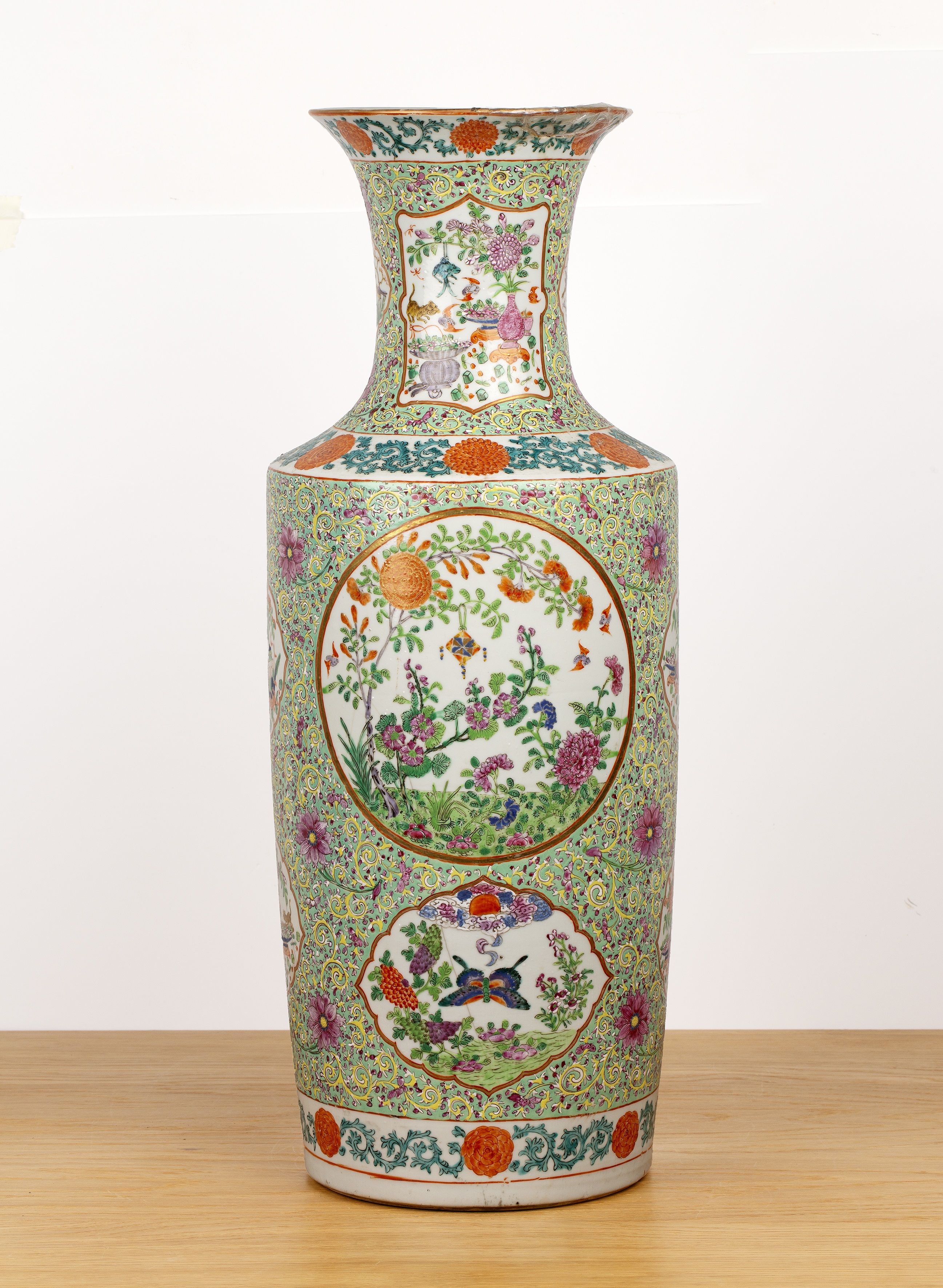 Large famille verte porcelain vase Chinese, 19th Century painted with panels of cockerels, flowers - Bild 3 aus 6