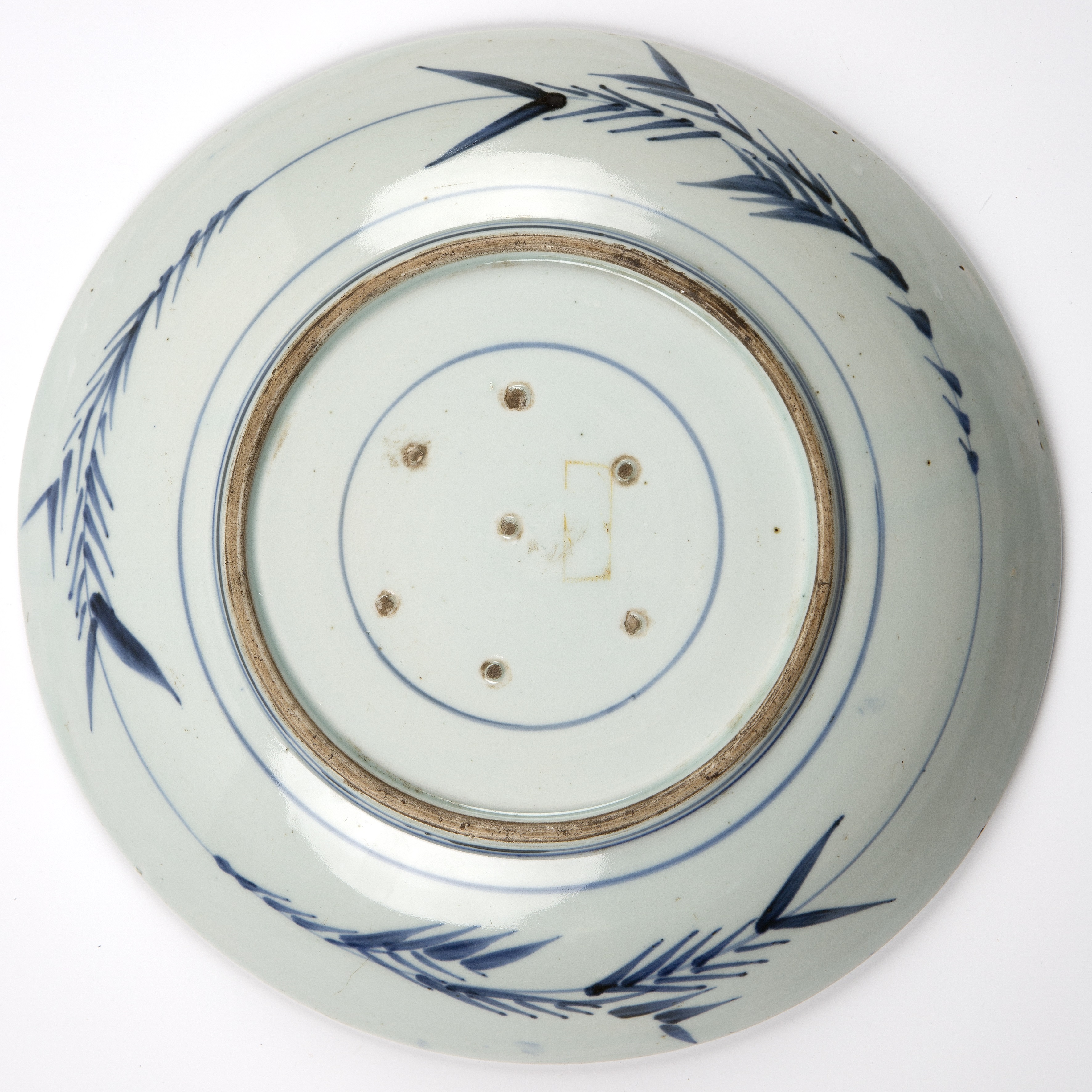 Blue and white porcelain Arita large dish Japanese, 18th Century painted with two scholars under a - Bild 2 aus 2