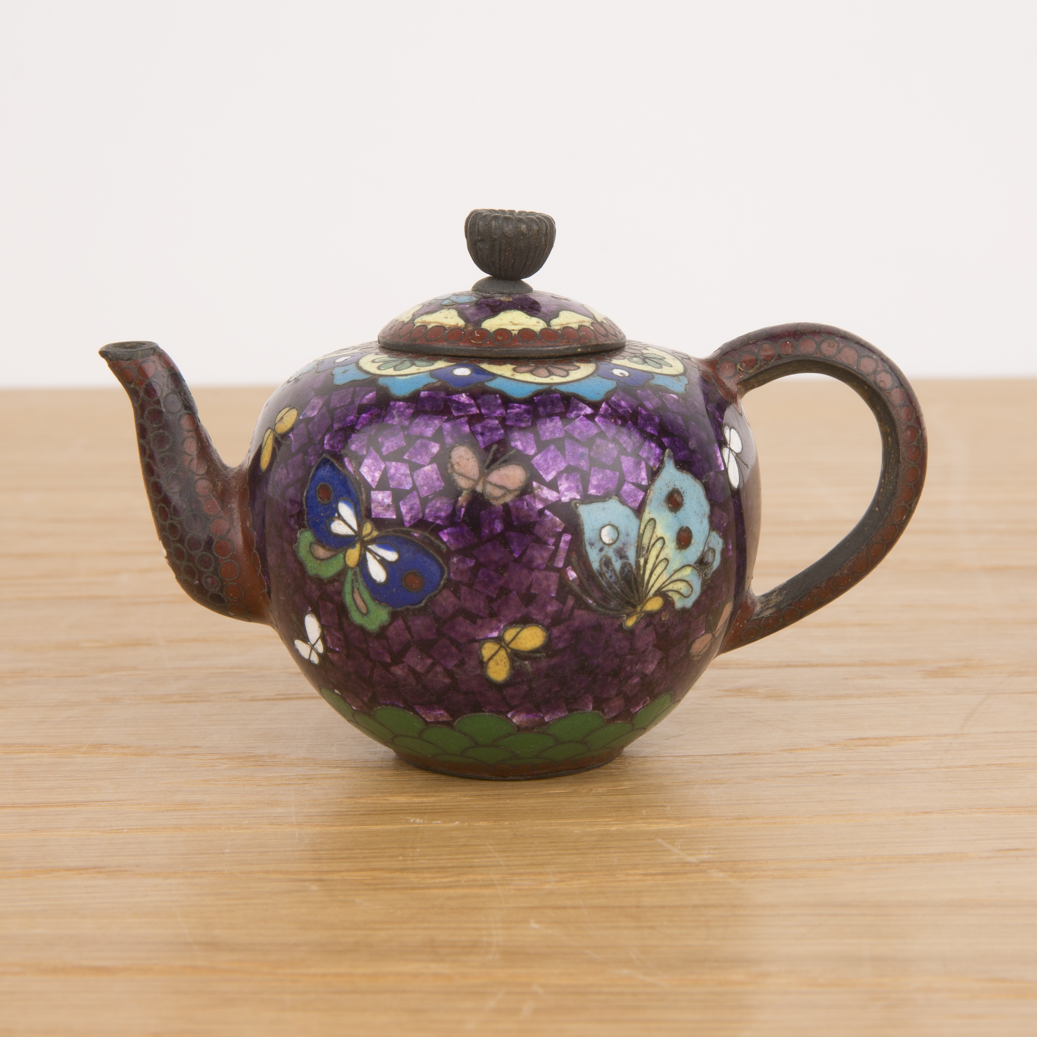 Miniature cloisonne teapot Japanese, Meiji period with butterfly and flower decoration, 10cm - Image 2 of 4