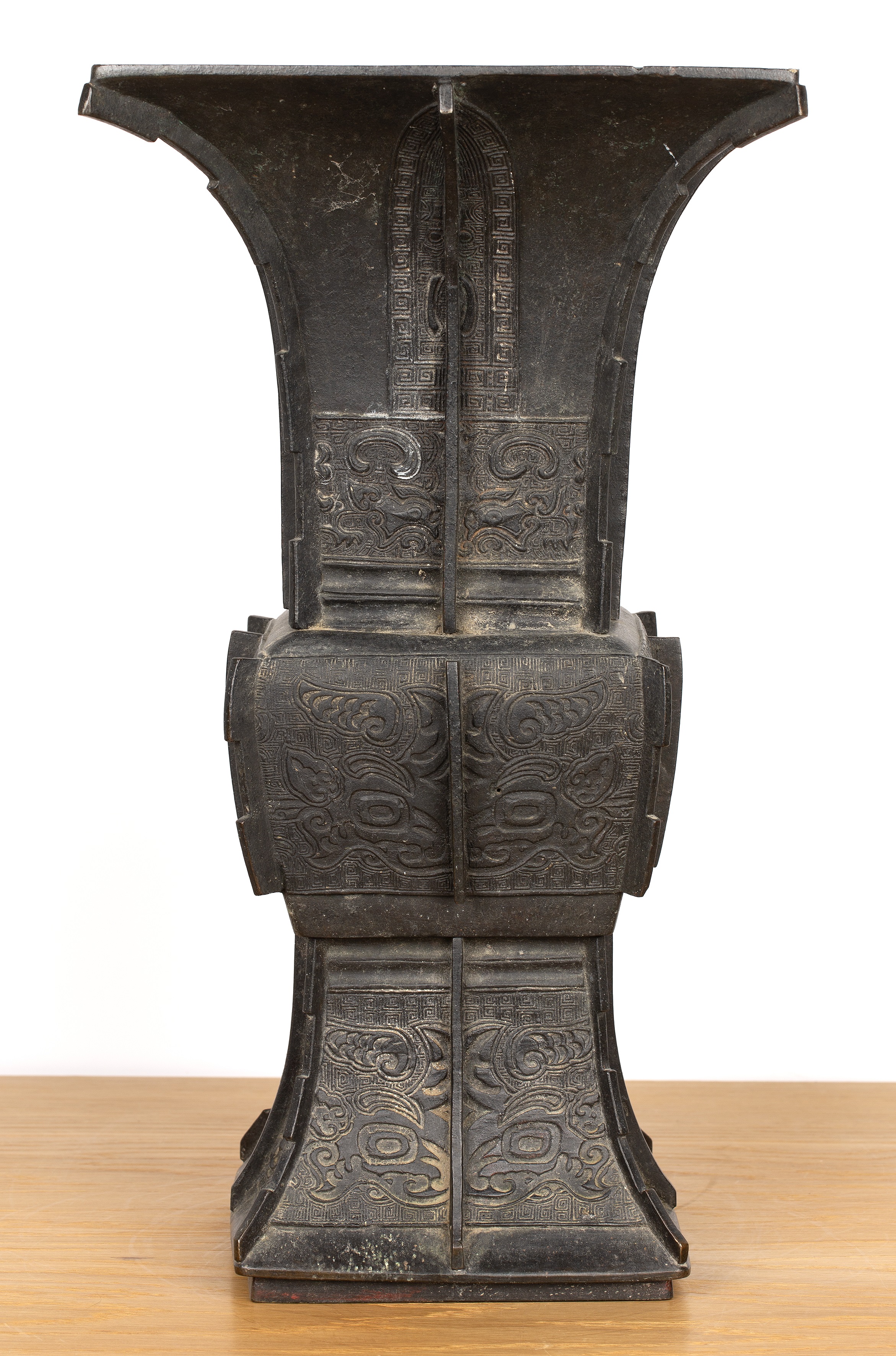 Large bronze archaic Gu form vessel Chinese, 19th Century with raised bands, and panels of taotie - Image 4 of 16