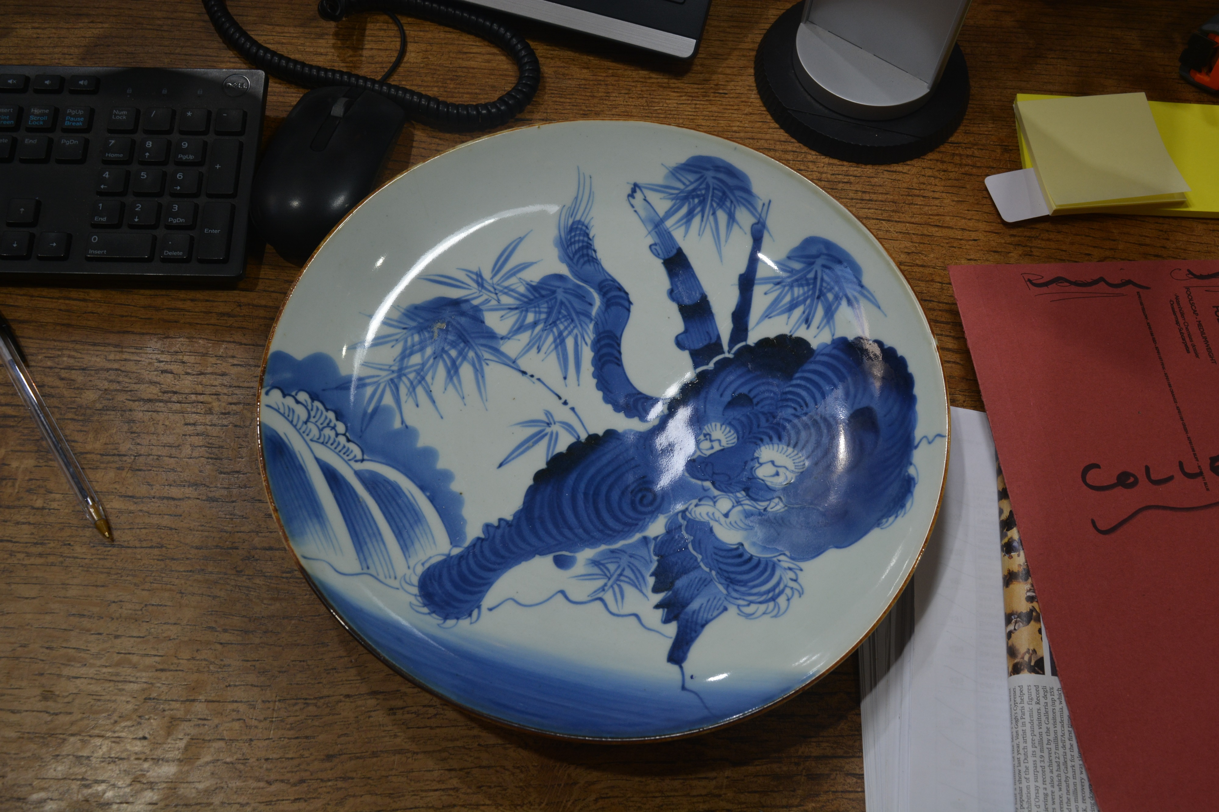 Blue and white porcelain charger Japanese painted with a tiger and bamboo, 32.7cm diameter x 4.5cm - Bild 8 aus 10