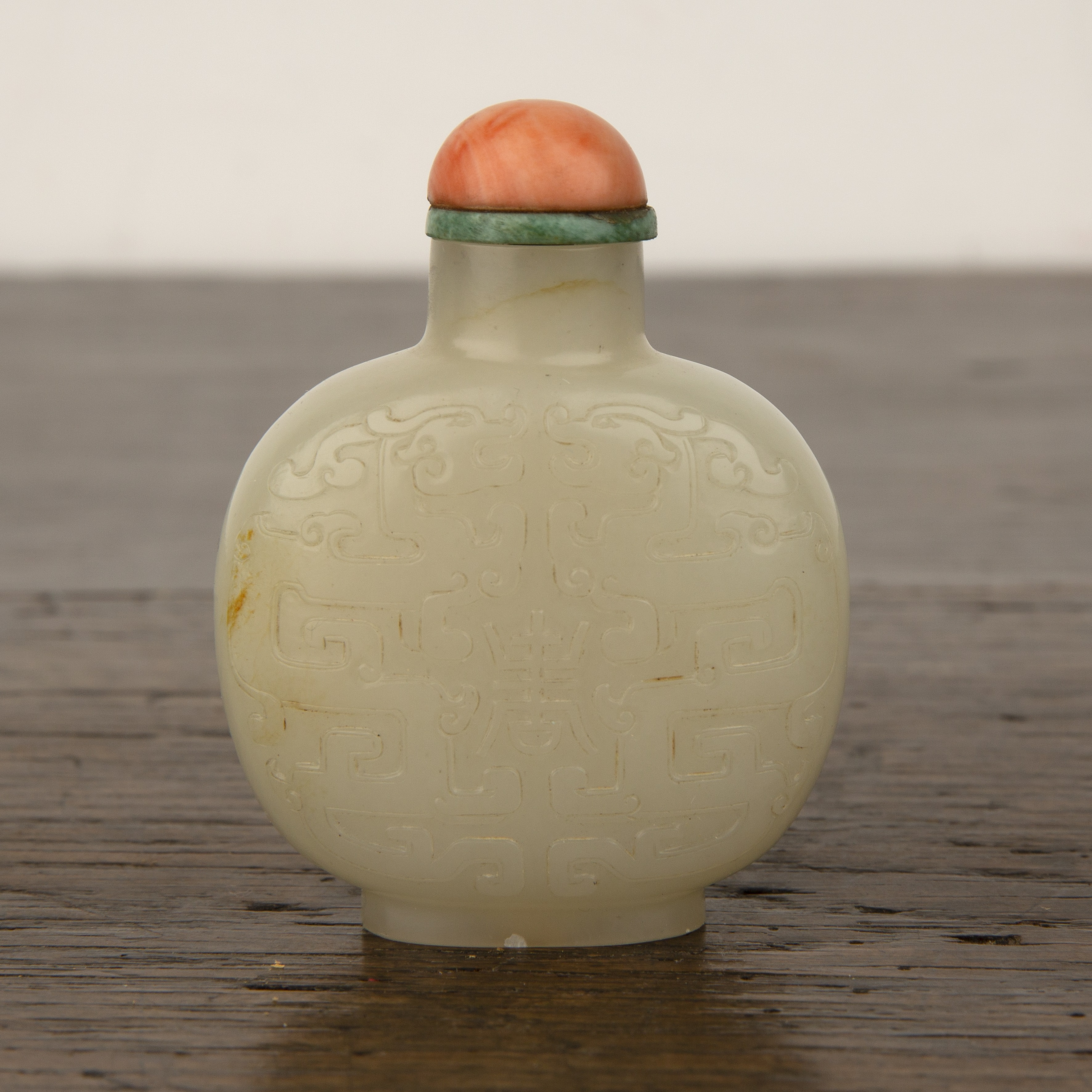 Greyish white nephrite jade snuff bottle Chinese, 1750-1780 of well hollowed flattened rounded - Image 4 of 12