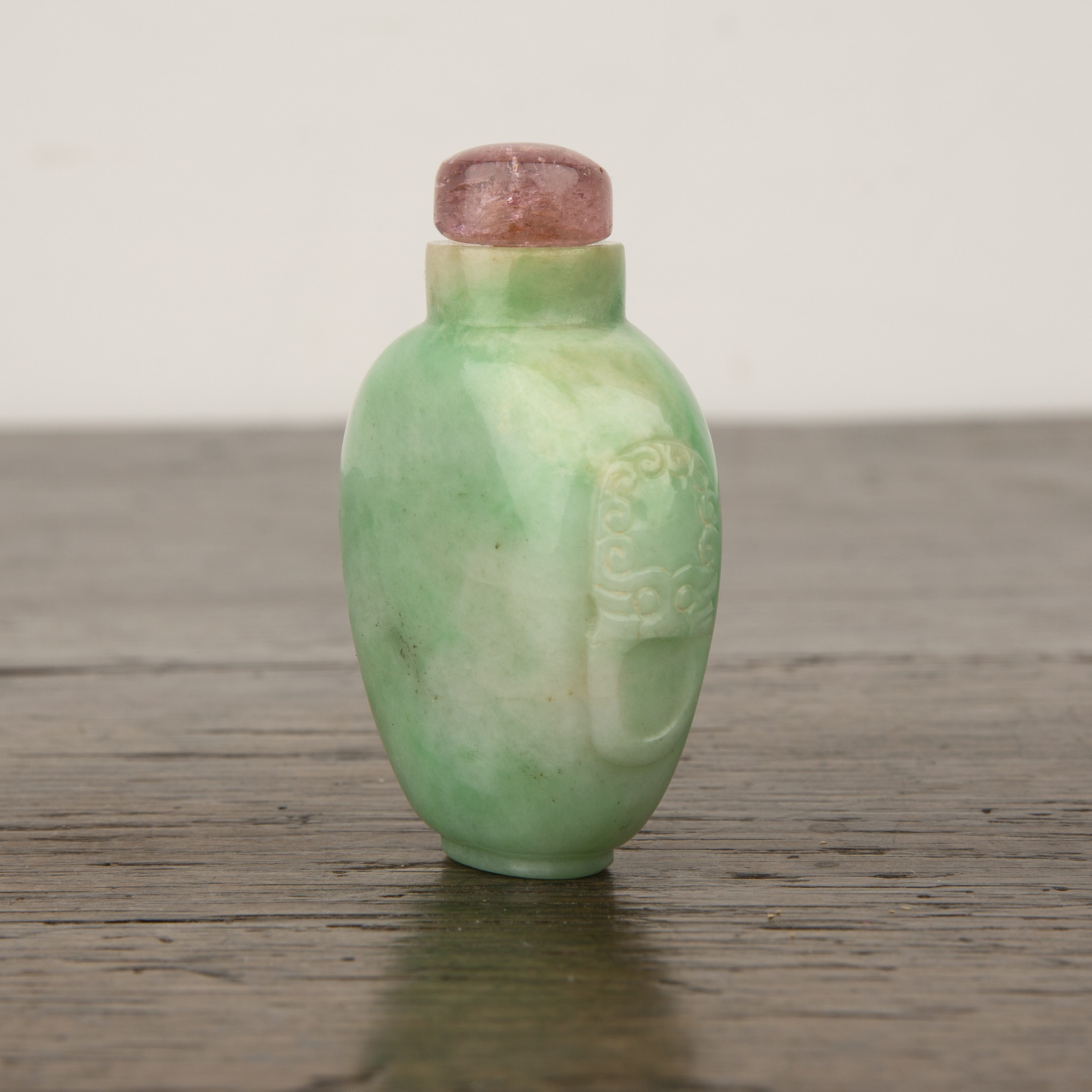 Green and white mottled jadeite snuff bottle Chinese, 1780-1850 well hollowed and of flattened ovoid - Image 3 of 12