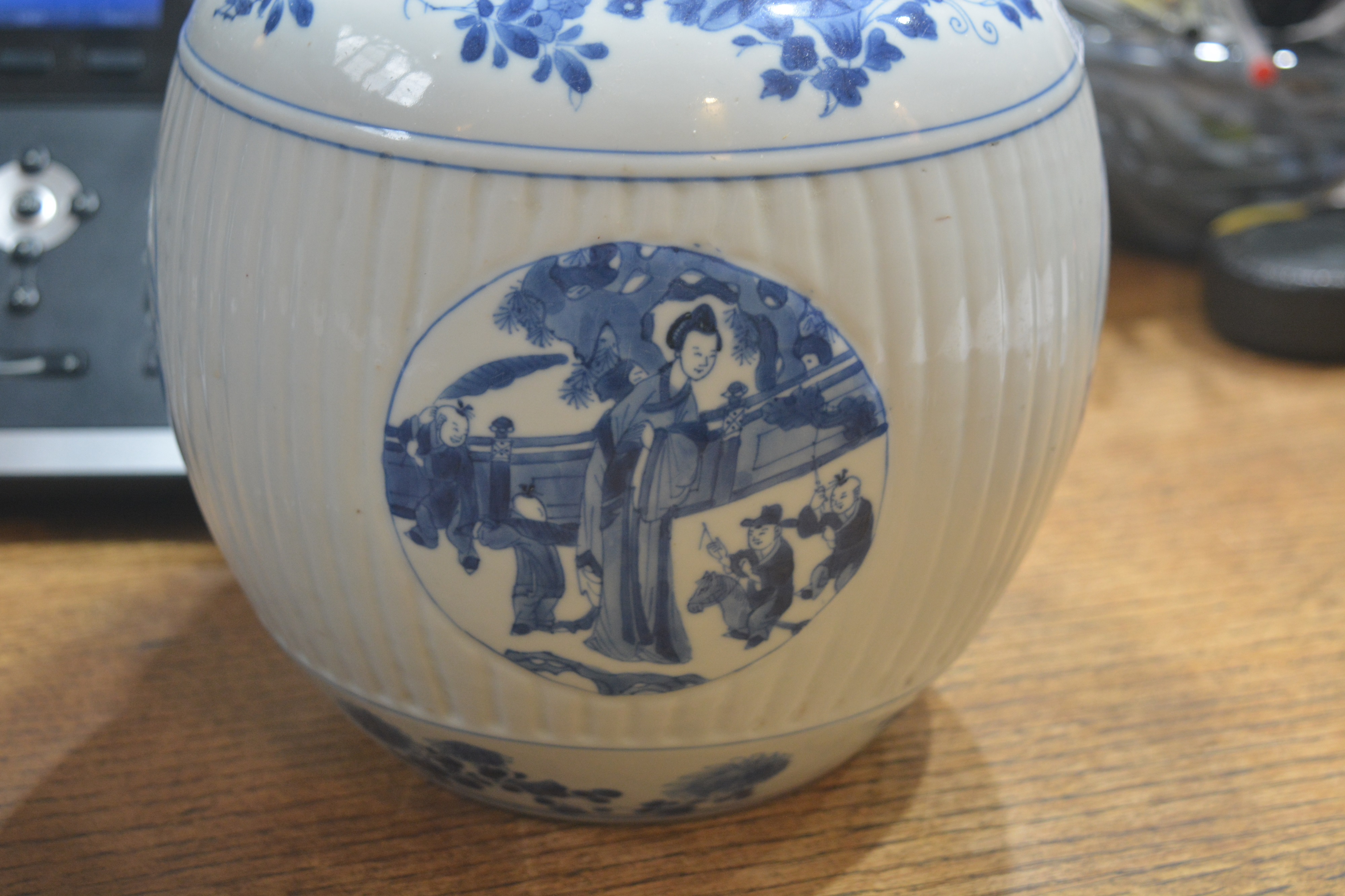 Blue and white porcelain ovoid jar and cover Chinese, Kangxi painted with four panels of children - Bild 14 aus 15