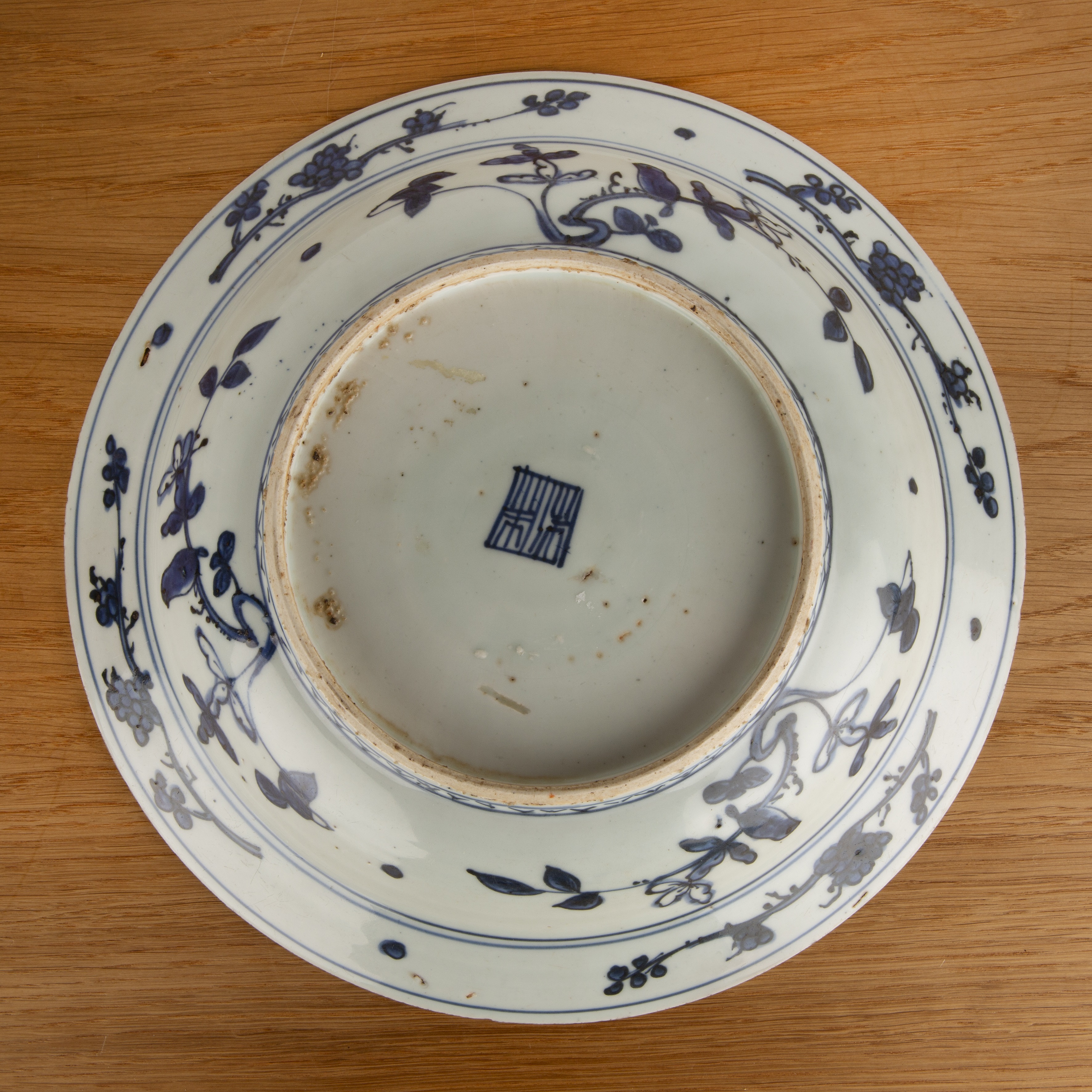 Blue and white porcelain large dish Chinese, Ming Wanli period painted with a central panel of - Bild 4 aus 4