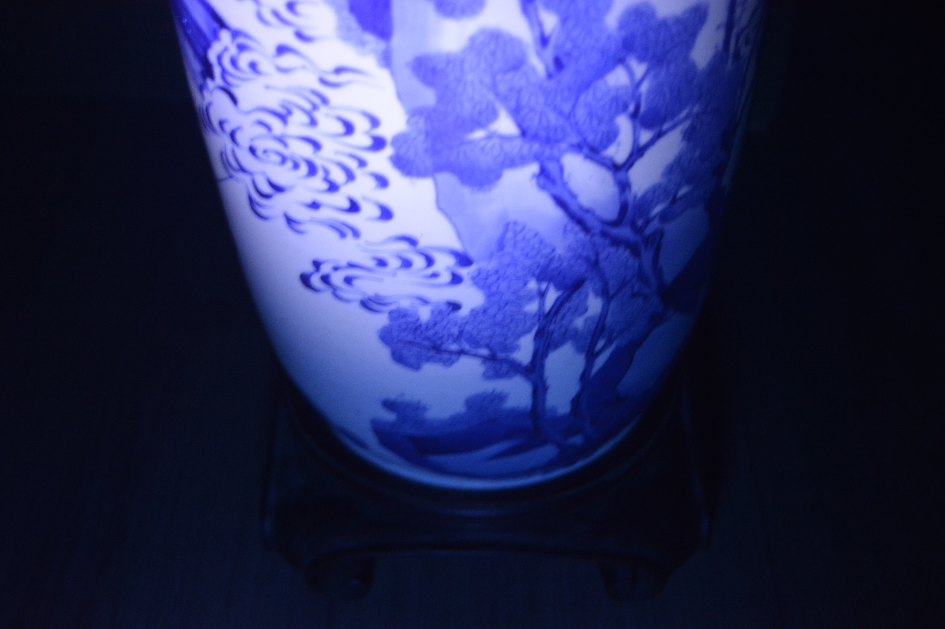 Blue and white porcelain rouleau vase Chinese, Kangxi painted with scholars, clouds, and figures - Image 30 of 33