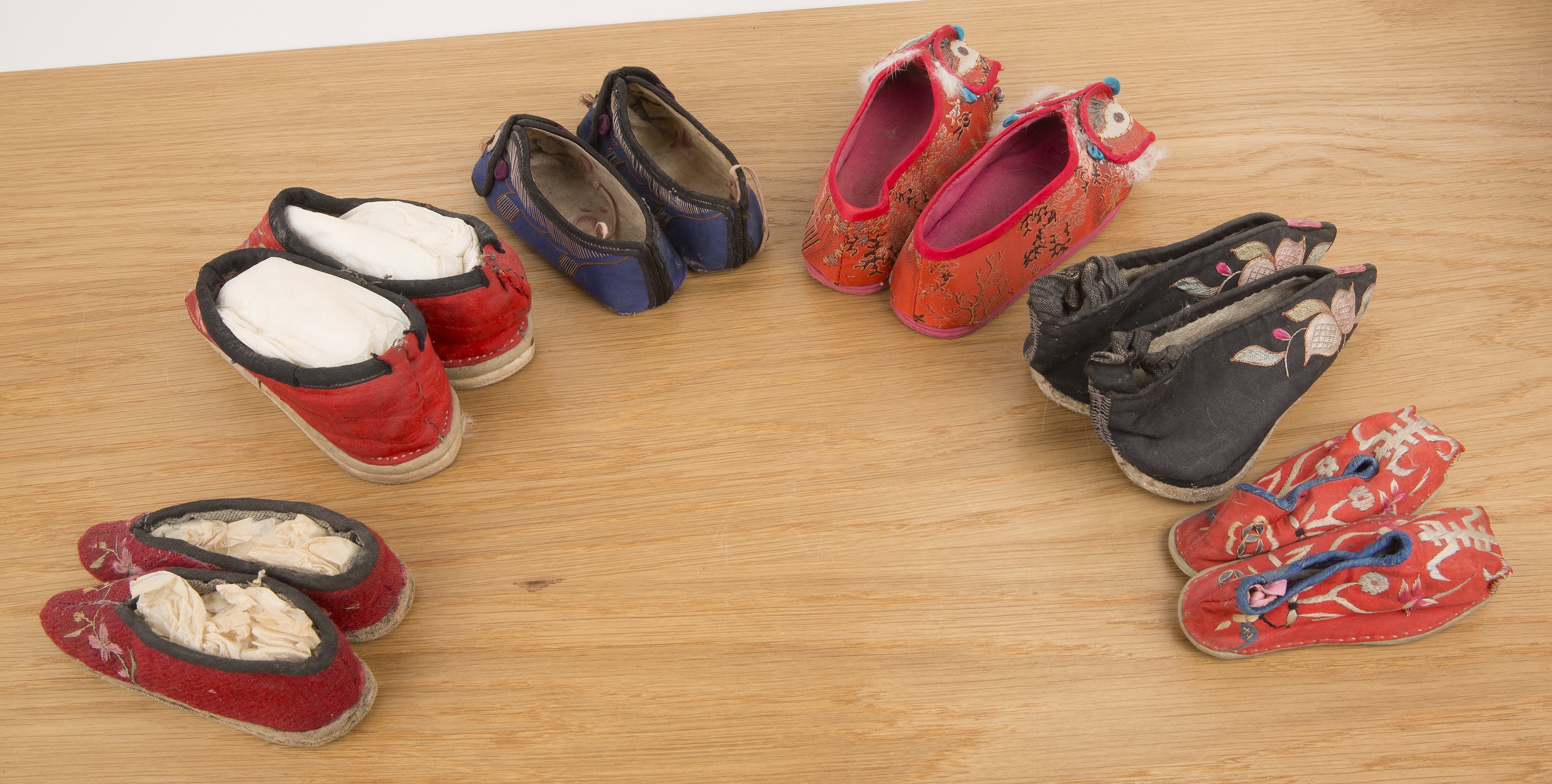 Collection of six pairs of embroidered children's shoes Chinese, 19th/20th Century felt and silk ( - Image 2 of 2