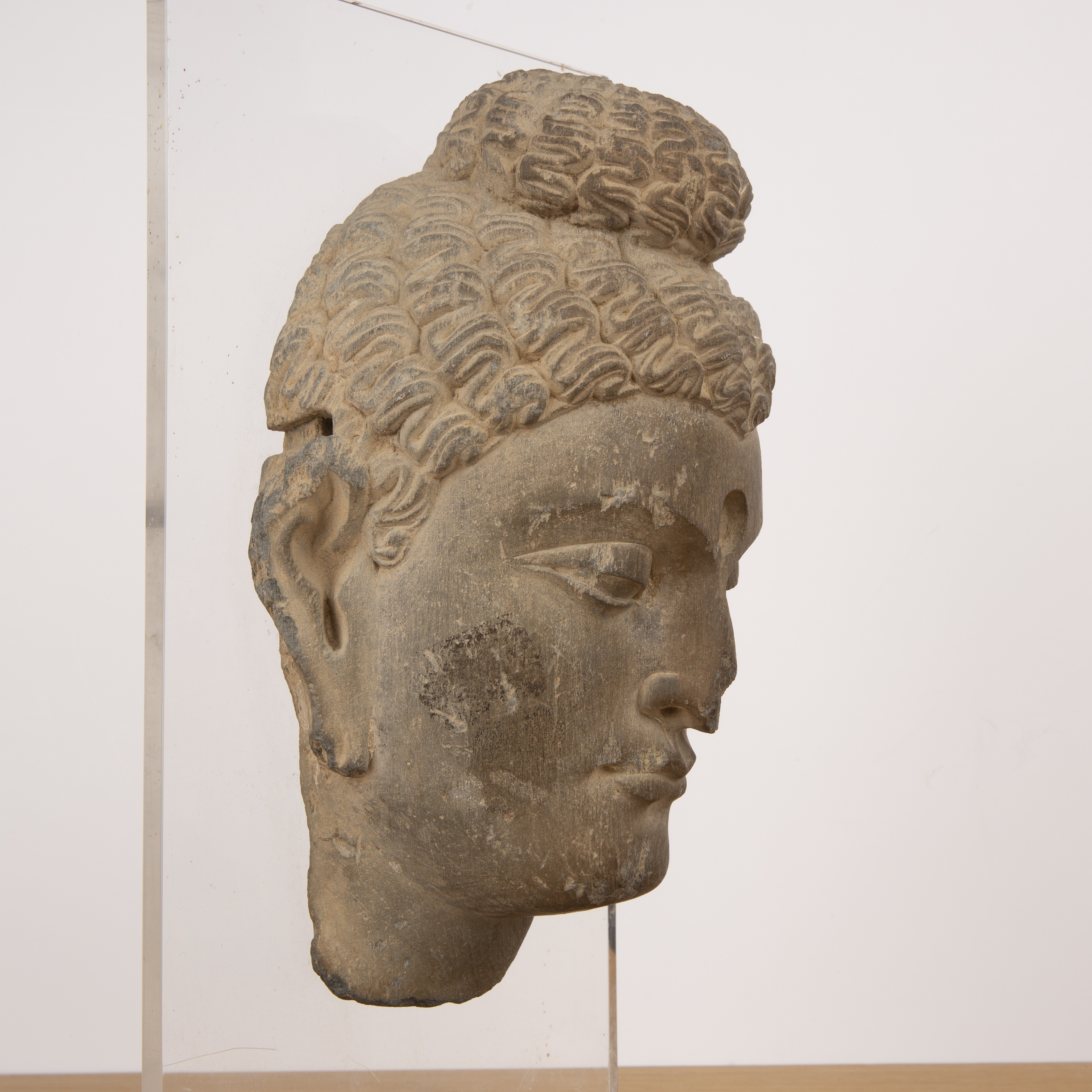 Fragmentary grey carved schist head of Buddha Indian, ancient region of Gandhara, 3rd-4th Century - Image 2 of 9