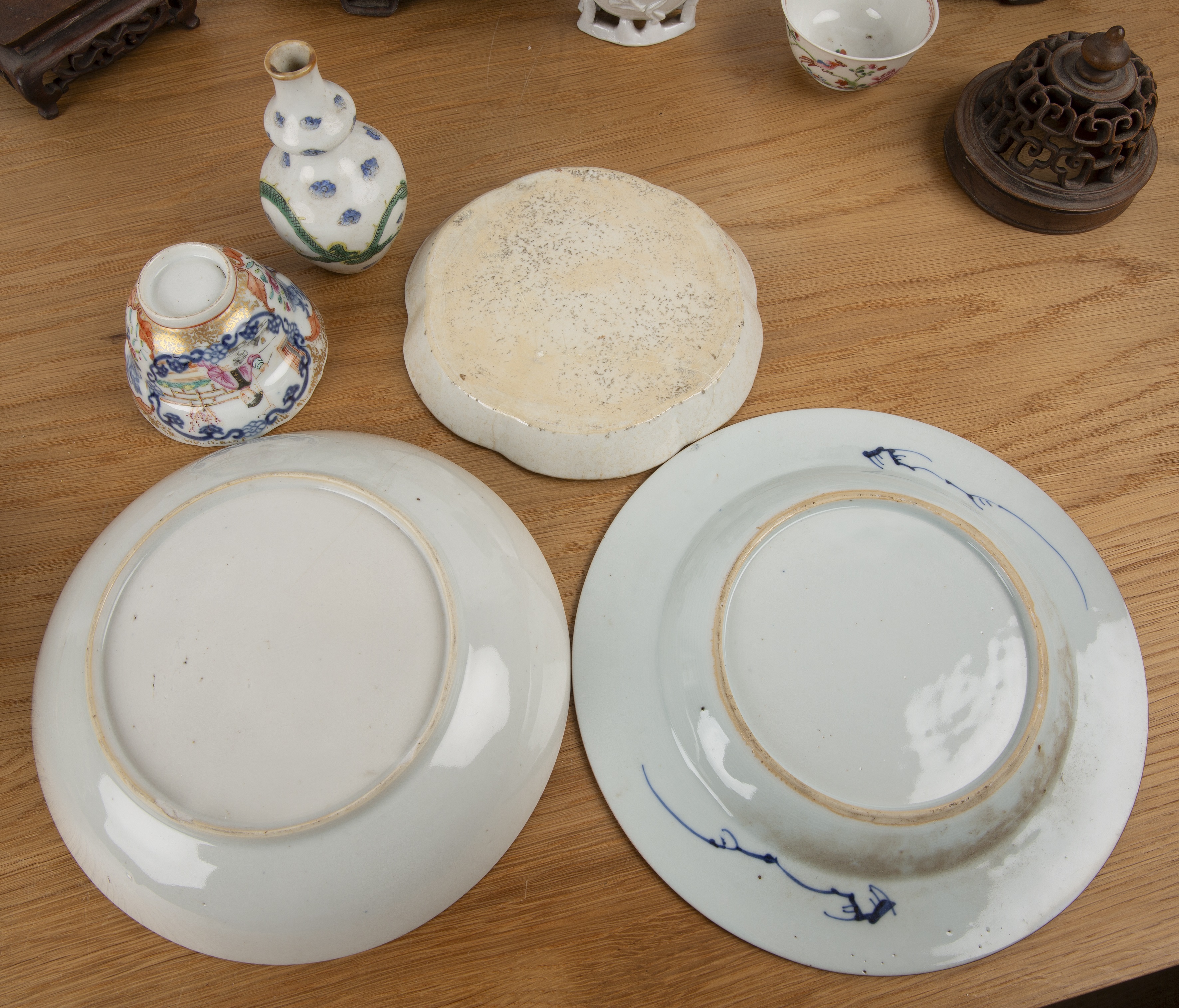 Group of pieces Chinese, 18th/19th Century including a cafe au lait bowl and cover, 19cm high - Image 5 of 28