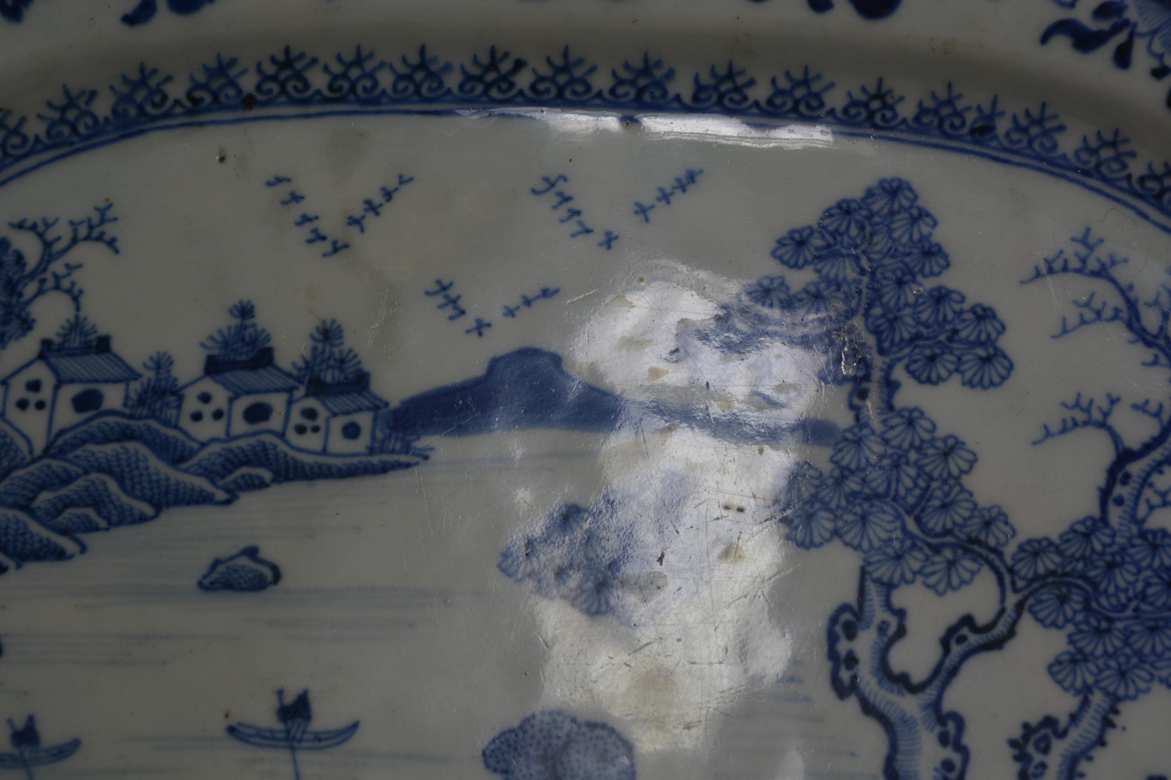 Two export blue and white porcelain meat dishes Chinese, circa 1800 one with a landscape scene of - Bild 5 aus 17