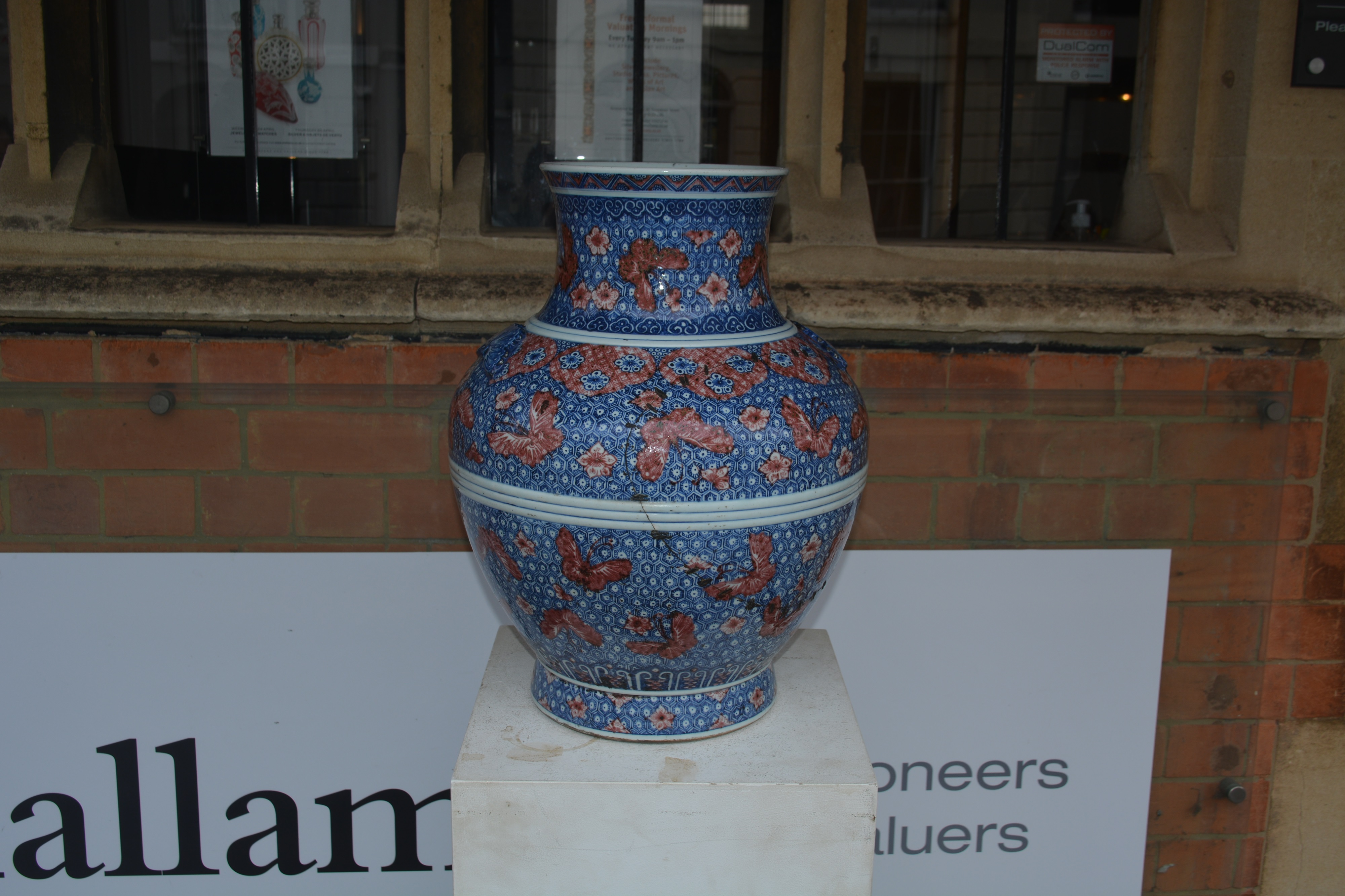 Large underglaze blue and copper-red porcelain vase Chinese, 18th Century of archaistic hu form with - Bild 18 aus 18