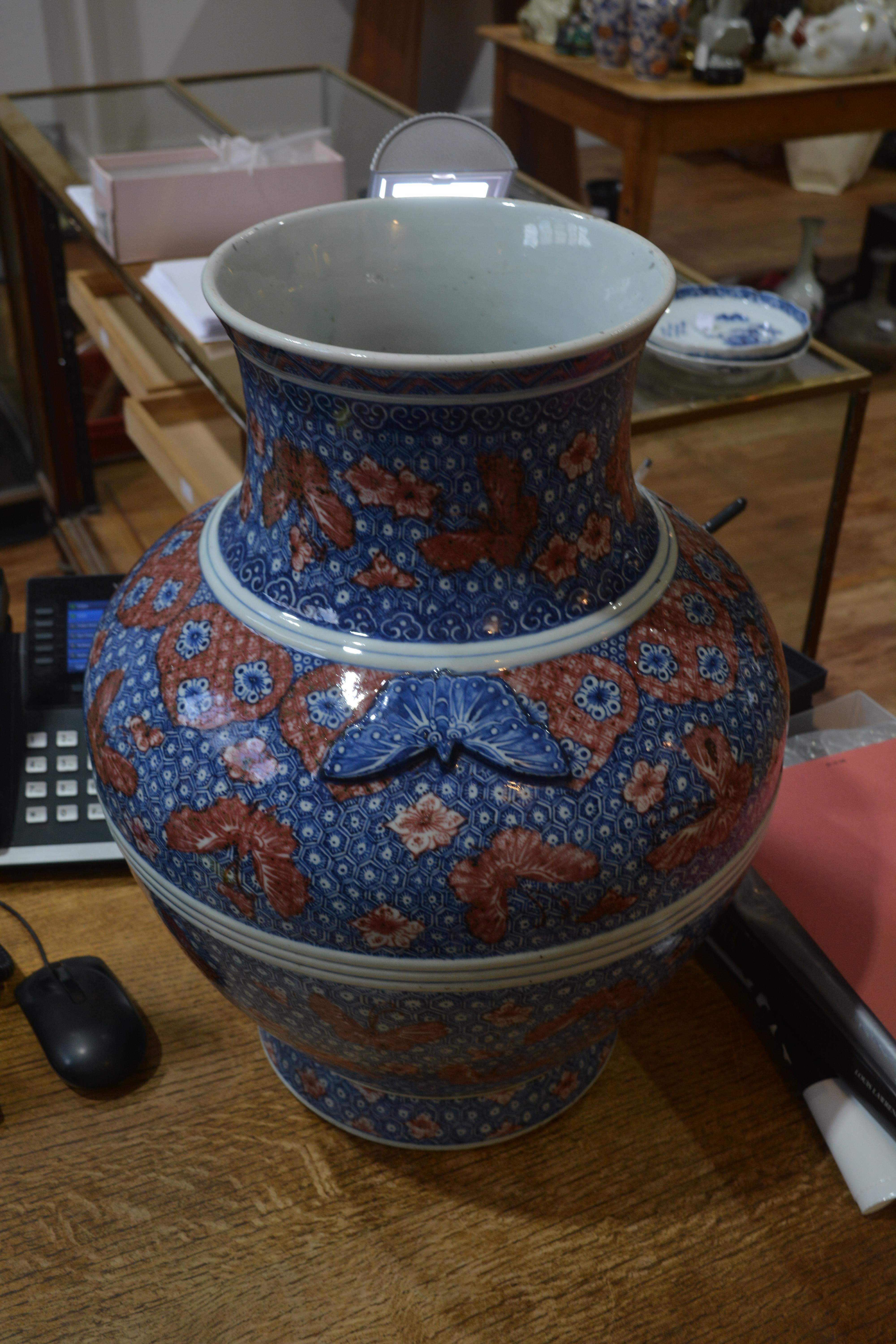 Large underglaze blue and copper-red porcelain vase Chinese, 18th Century of archaistic hu form with - Bild 8 aus 18