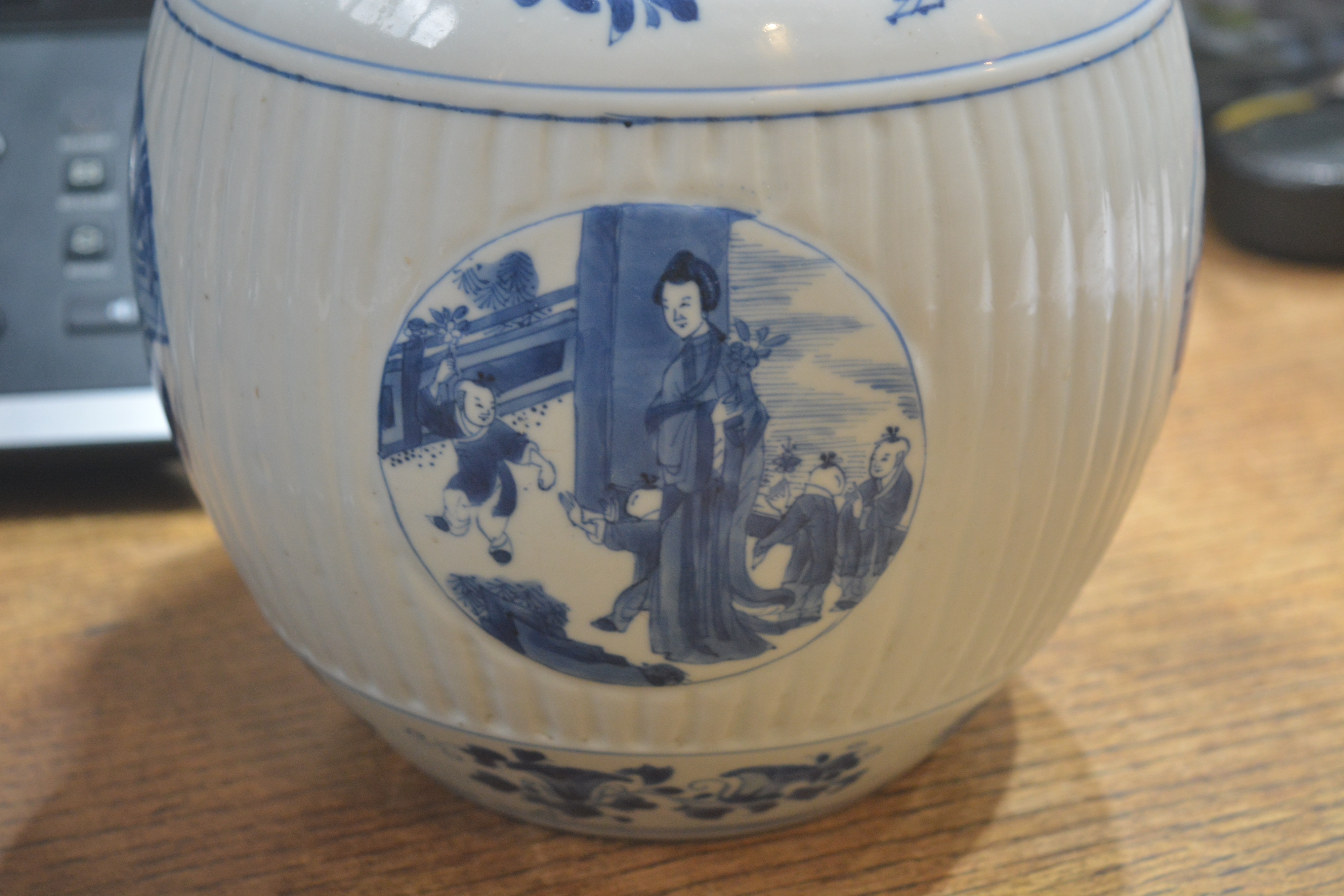 Blue and white porcelain ovoid jar and cover Chinese, Kangxi painted with four panels of children - Bild 10 aus 15