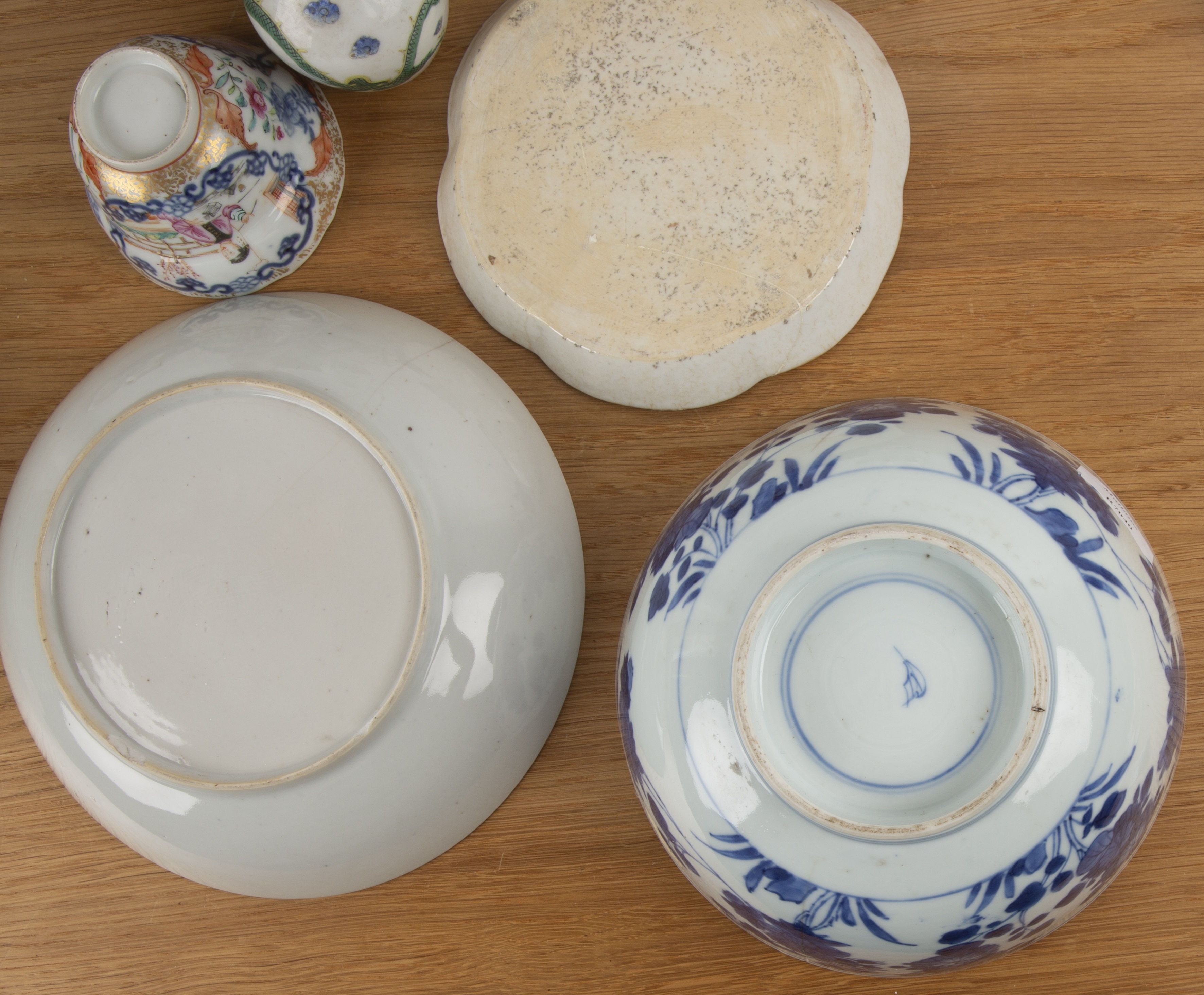 Group of pieces Chinese, 18th/19th Century including a cafe au lait bowl and cover, 19cm high - Image 7 of 28