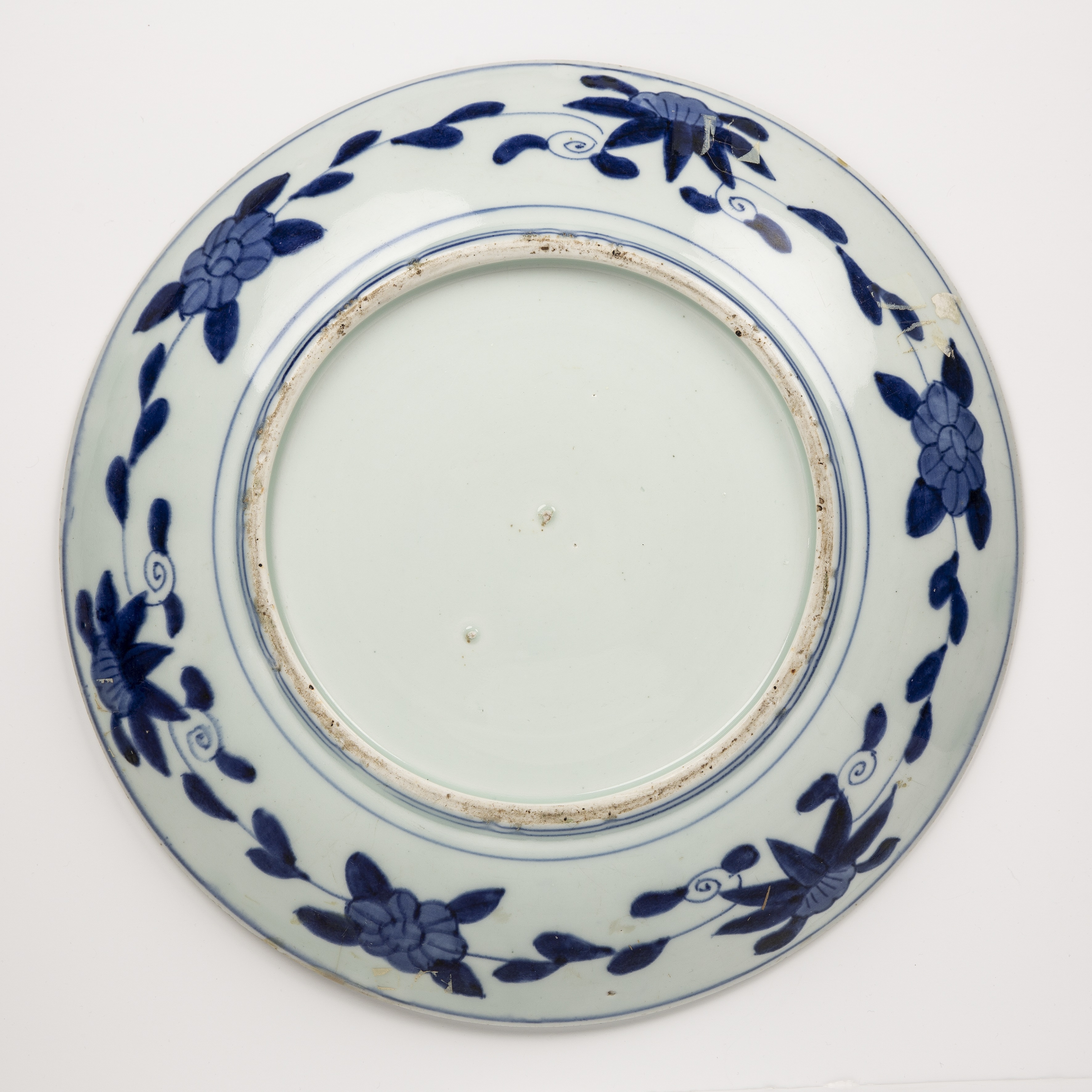 Blue and white porcelain charger Japanese, 19th Century painted with a phoenix above a pine tree, - Bild 3 aus 3