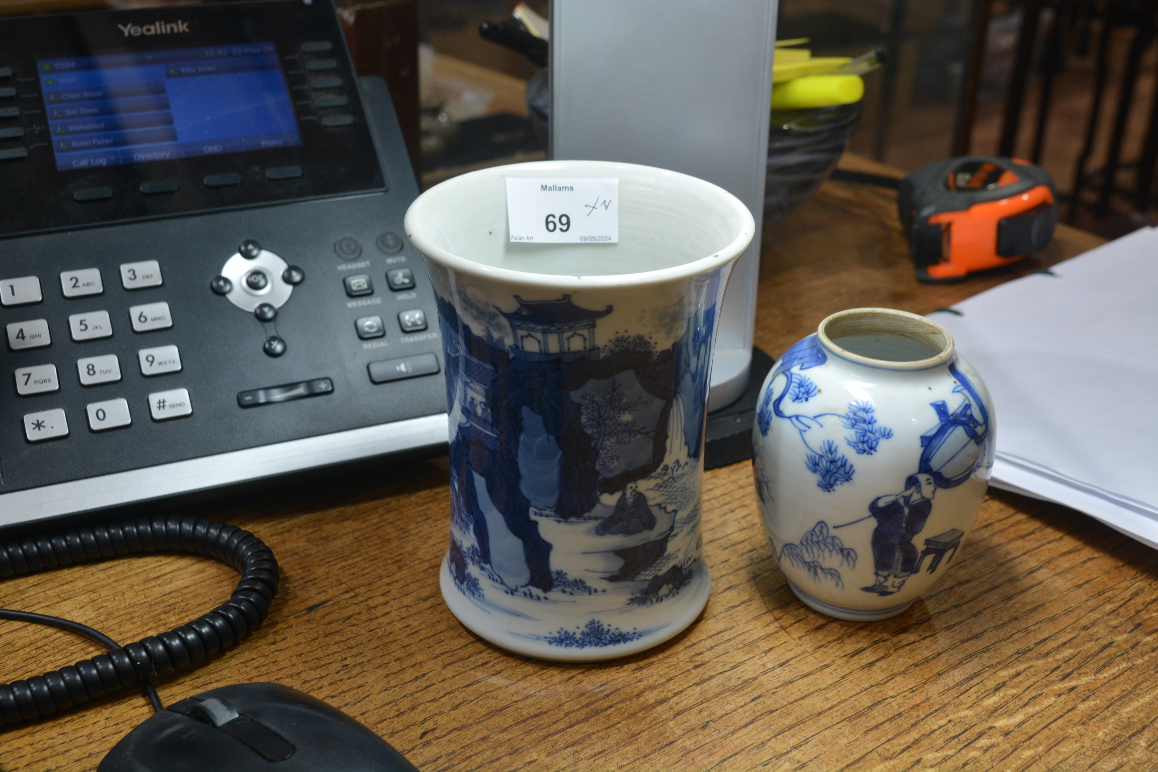 Blue and white porcelain brush pot and a jar Chinese, Kangxi the brush pot of waisted form painted - Image 7 of 9