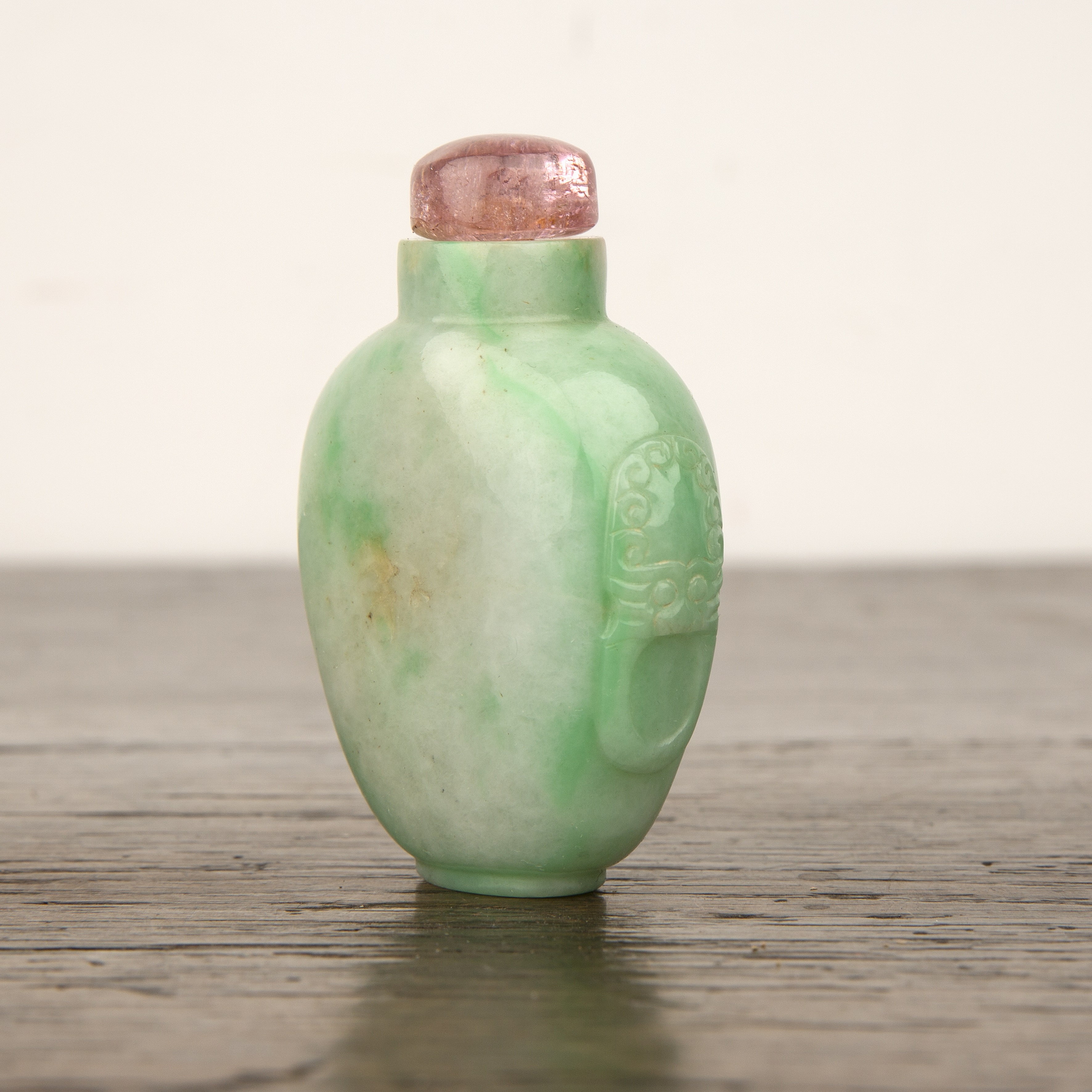 Green and white mottled jadeite snuff bottle Chinese, 1780-1850 well hollowed and of flattened ovoid - Image 6 of 12