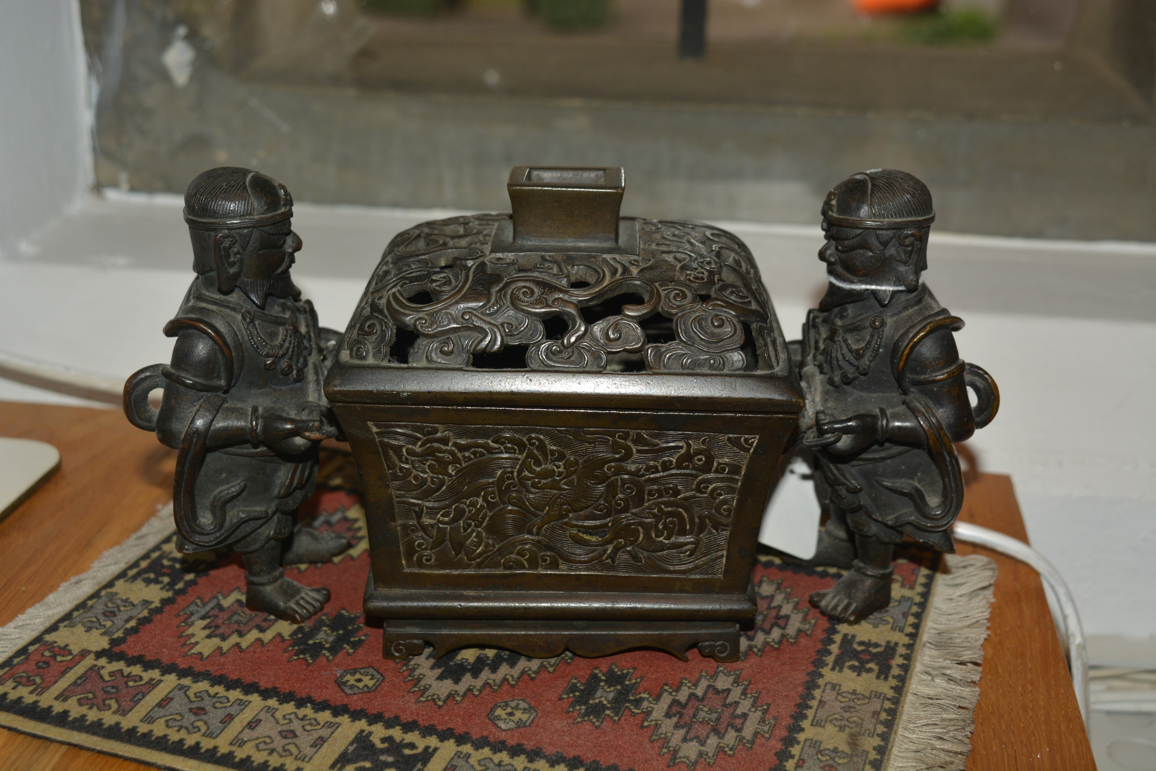 Bronze censer Chinese, 18th/19th Century in the form of a central rectangular casket with a - Bild 18 aus 27