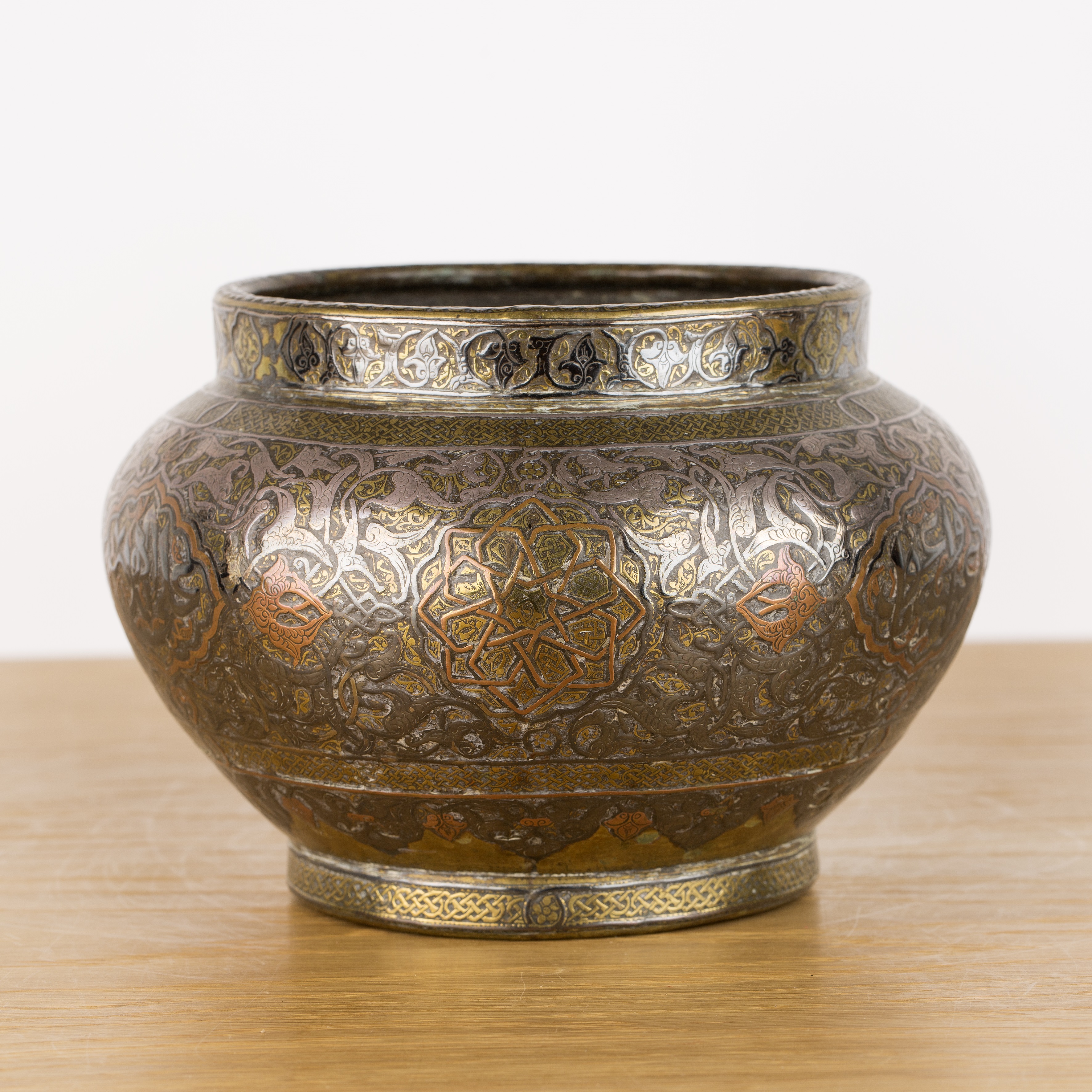 Silver and copper inlaid brass bowl Mamluk revival, 19th/early 20th Century with engraved - Image 2 of 4