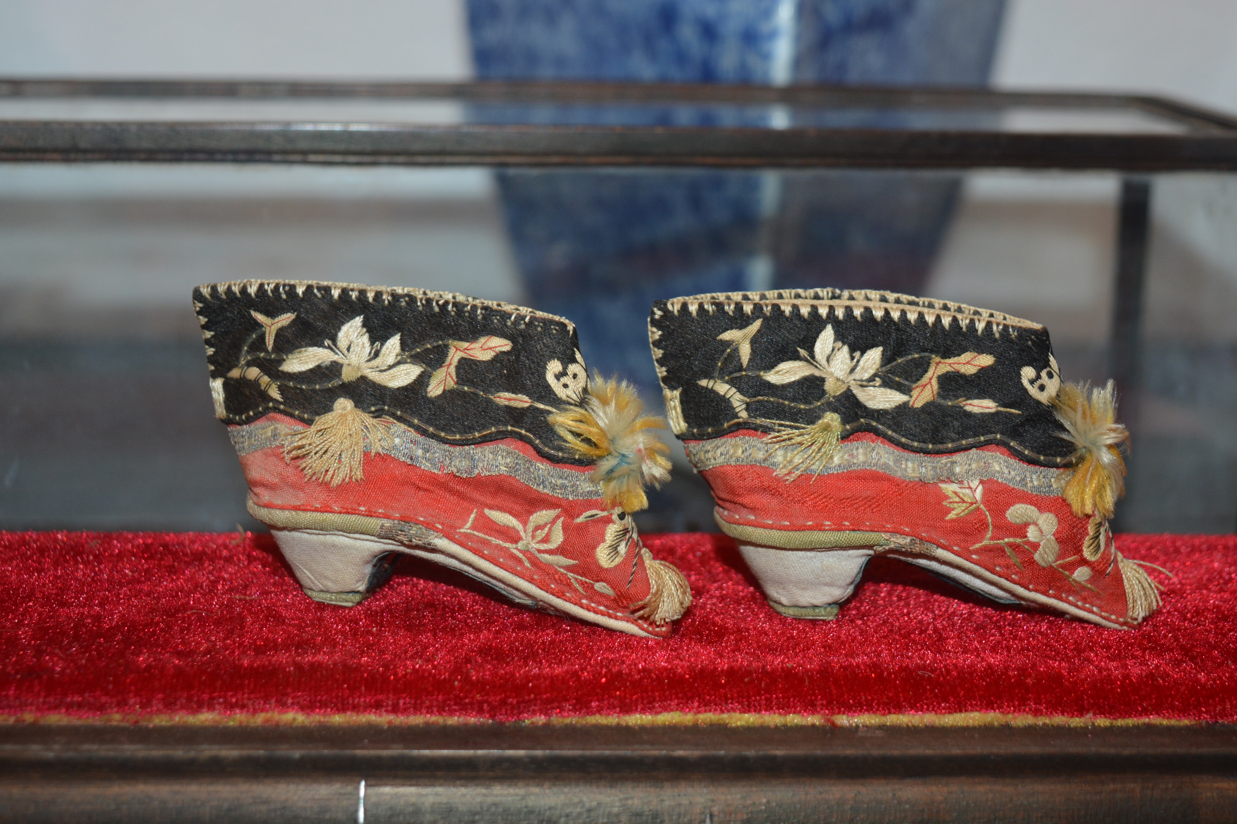 Four pairs of embroidered shoes Chinese set in three later wooden and glass cases, two cases 39. - Image 10 of 13