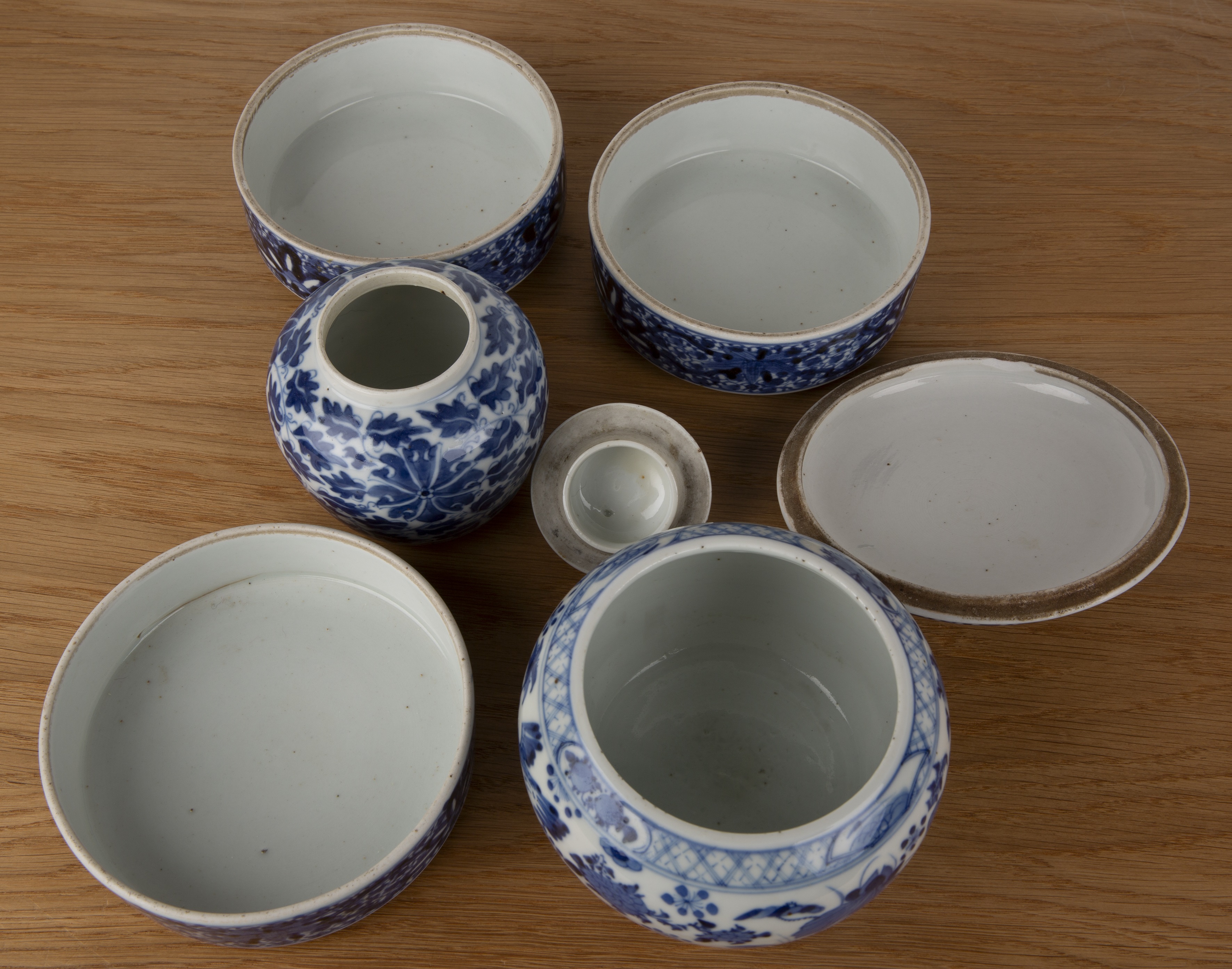 Three pieces of blue and white porcelain Chinese and Japanese, 19th Century including a small - Bild 3 aus 4
