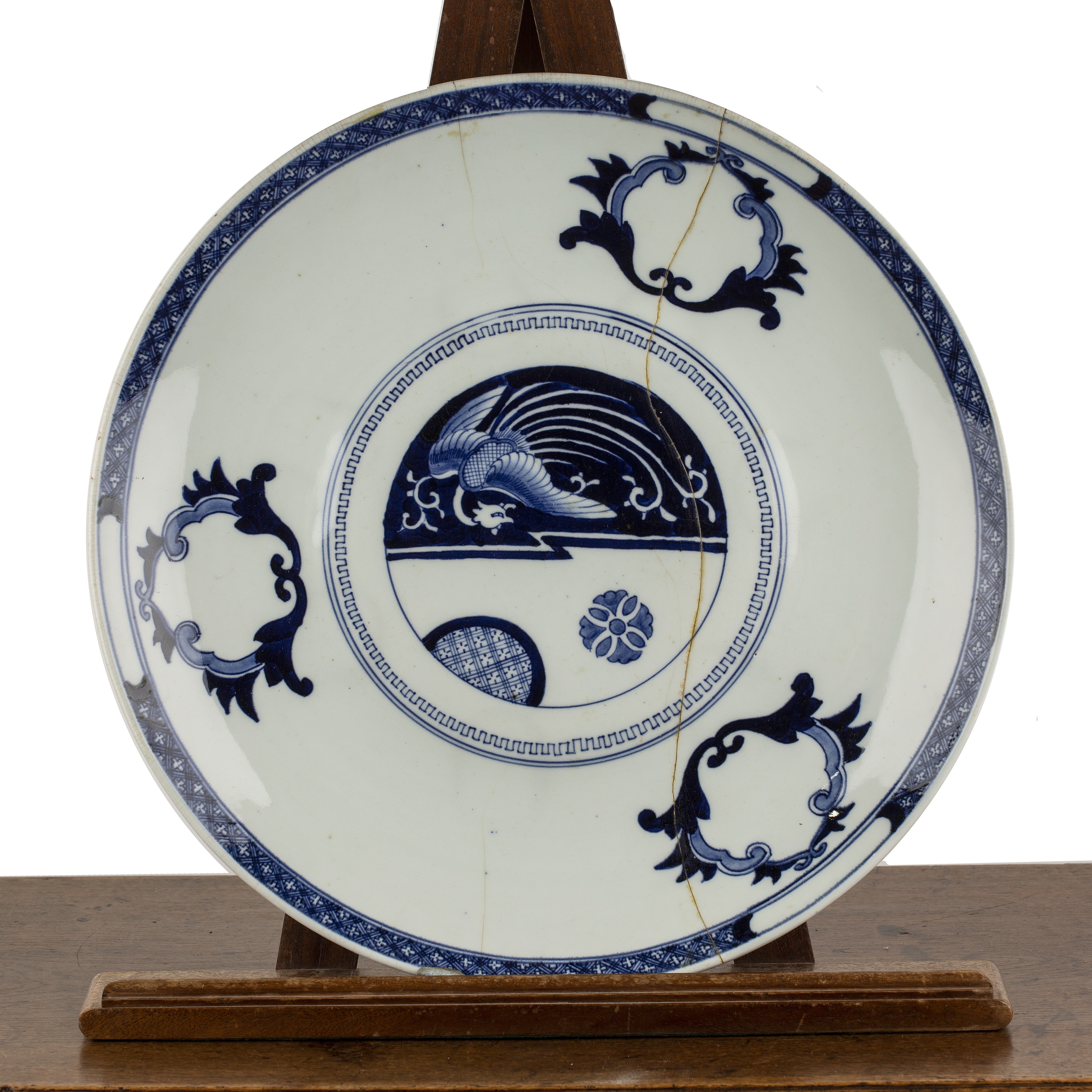 Large blue and white porcelain charger Japanese, 19th Century painted with a phoenix to the centre - Bild 2 aus 3