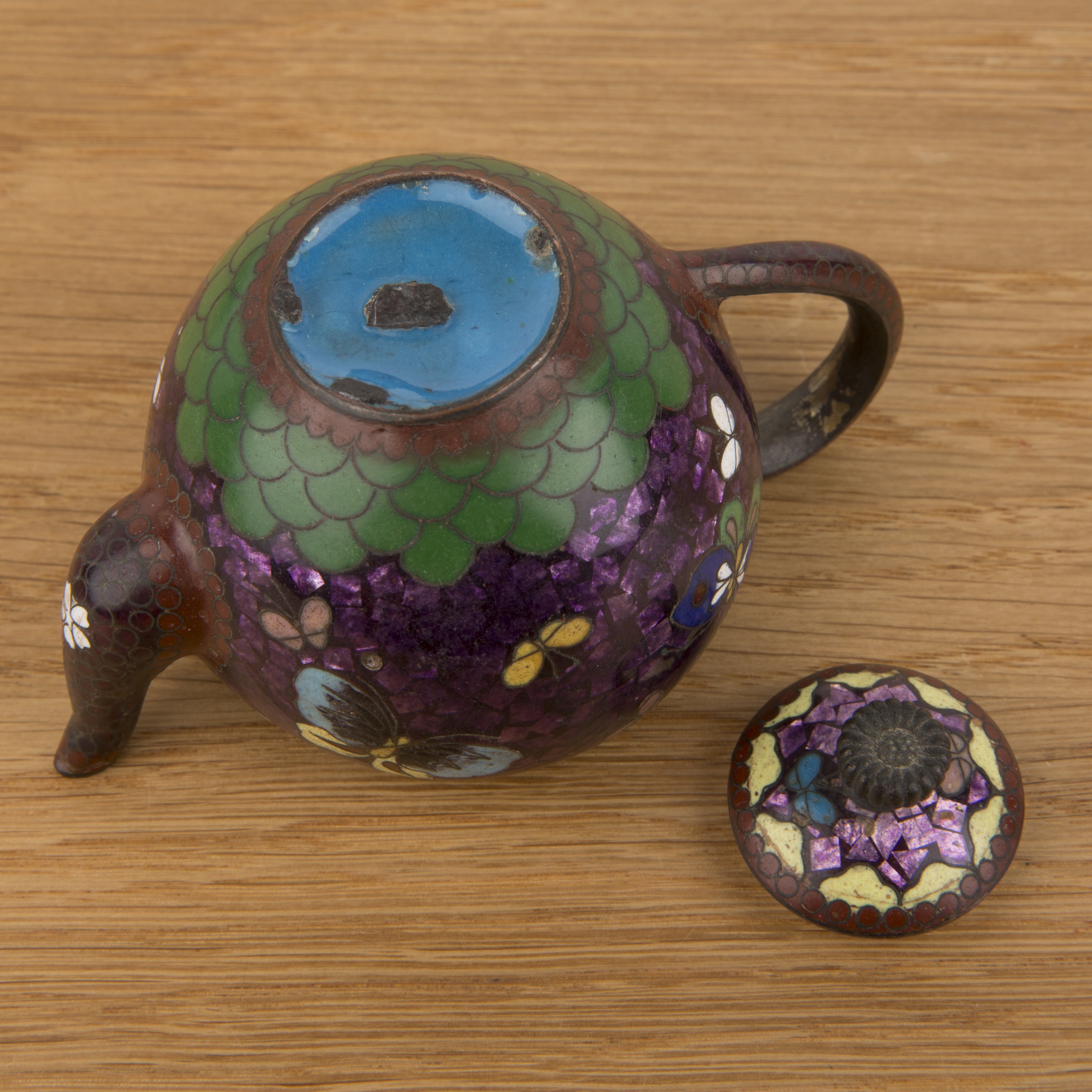 Miniature cloisonne teapot Japanese, Meiji period with butterfly and flower decoration, 10cm - Image 3 of 4