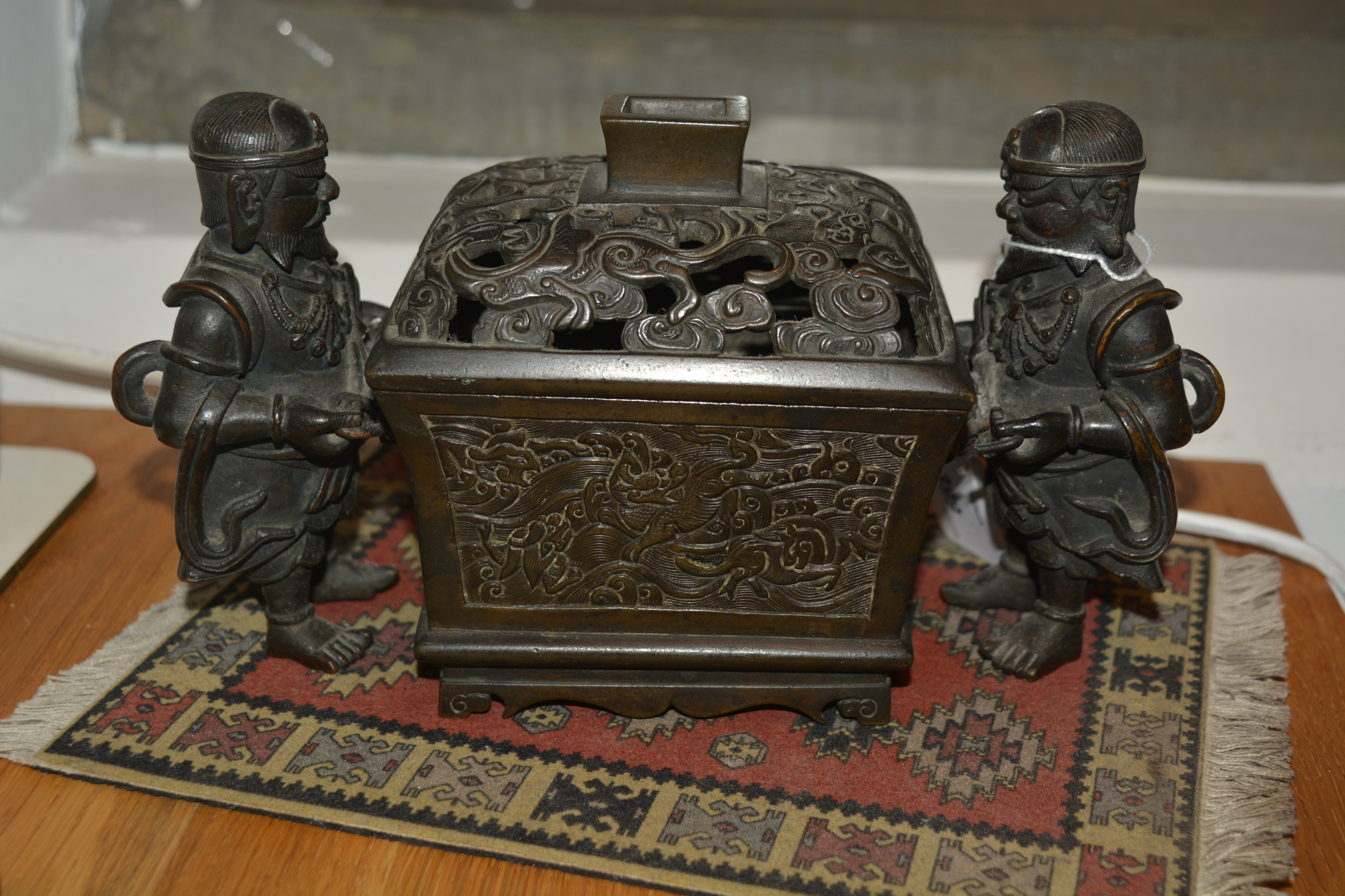 Bronze censer Chinese, 18th/19th Century in the form of a central rectangular casket with a - Bild 14 aus 27