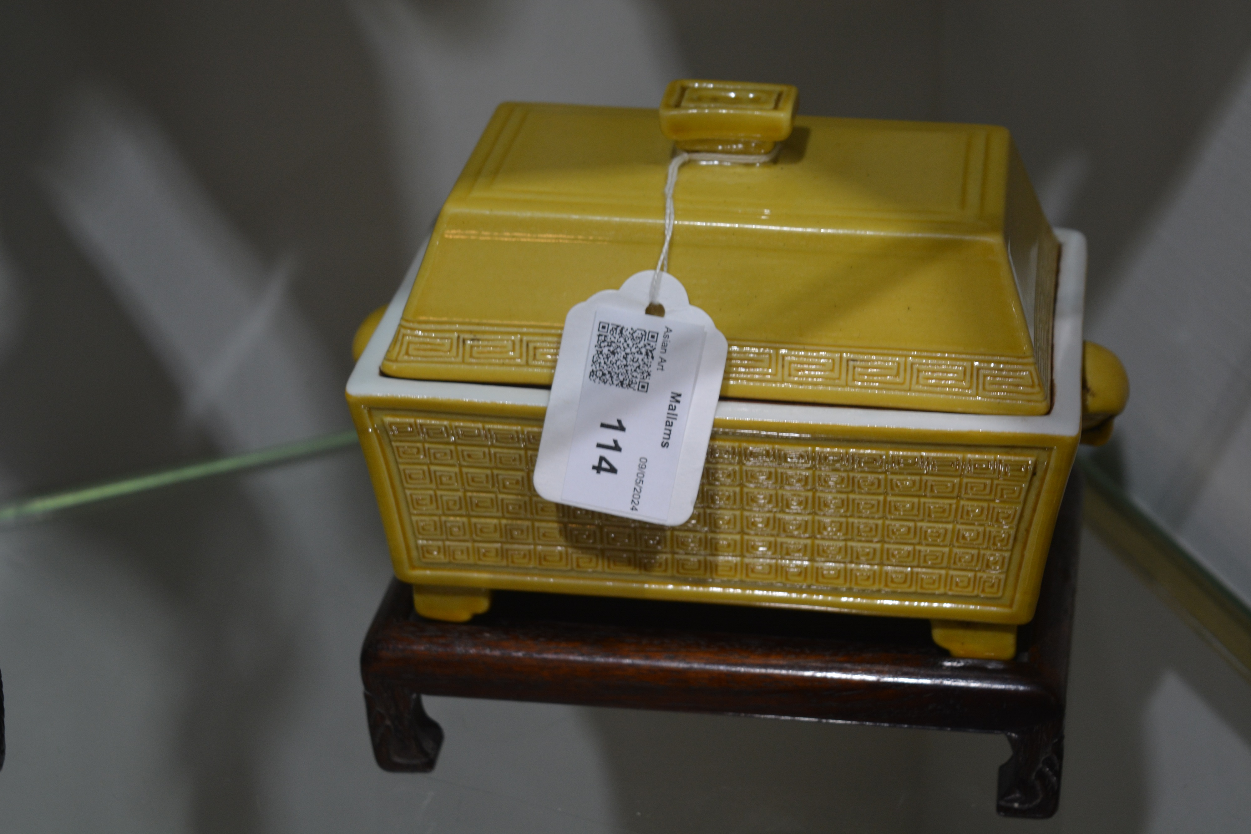 Yellow ground porcelain box and cover Chinese of rectangular form, with allover key decoration - Image 10 of 10