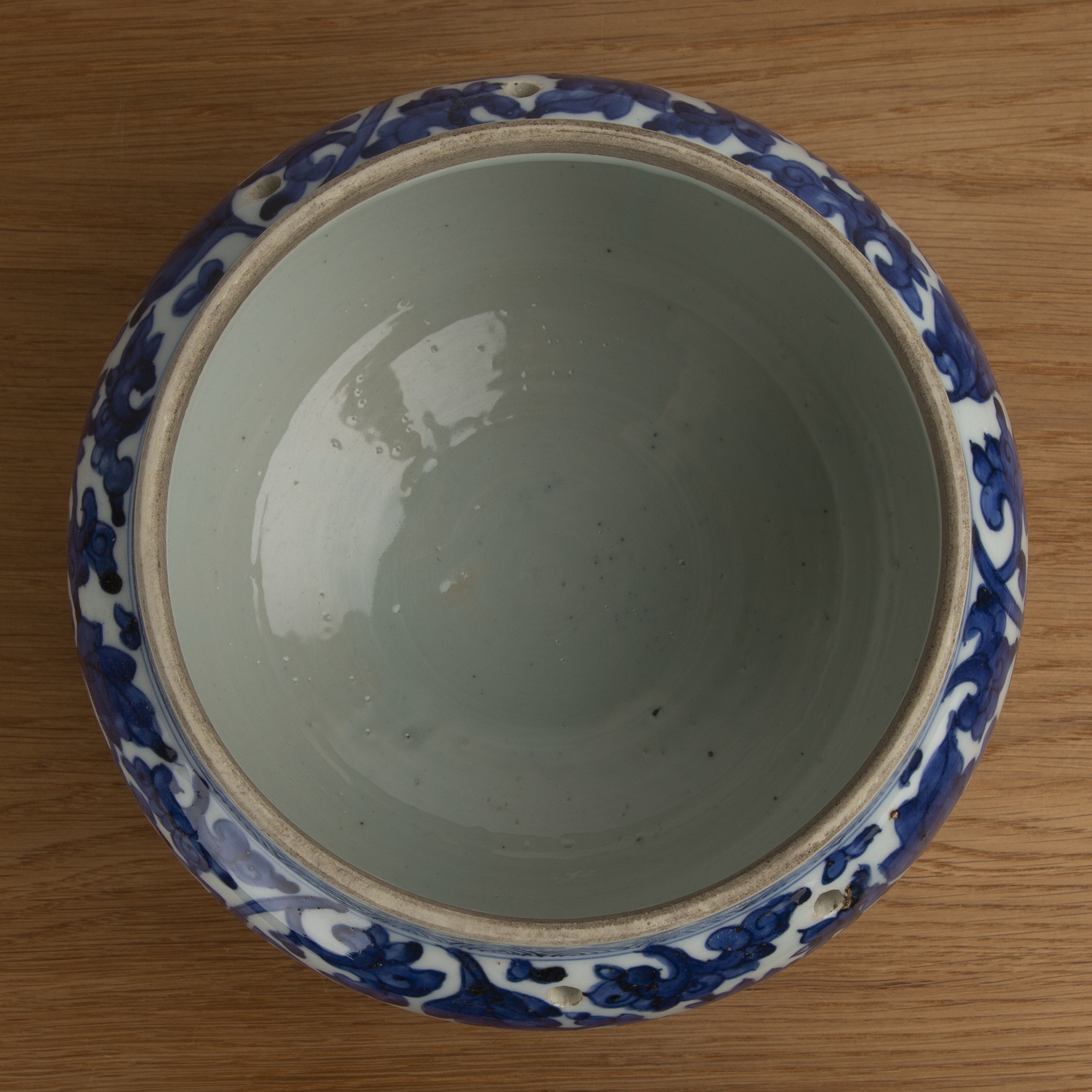 Blue and white porcelain bowl Chinese, 18th Century with original pierced holes for the handles, - Image 4 of 4