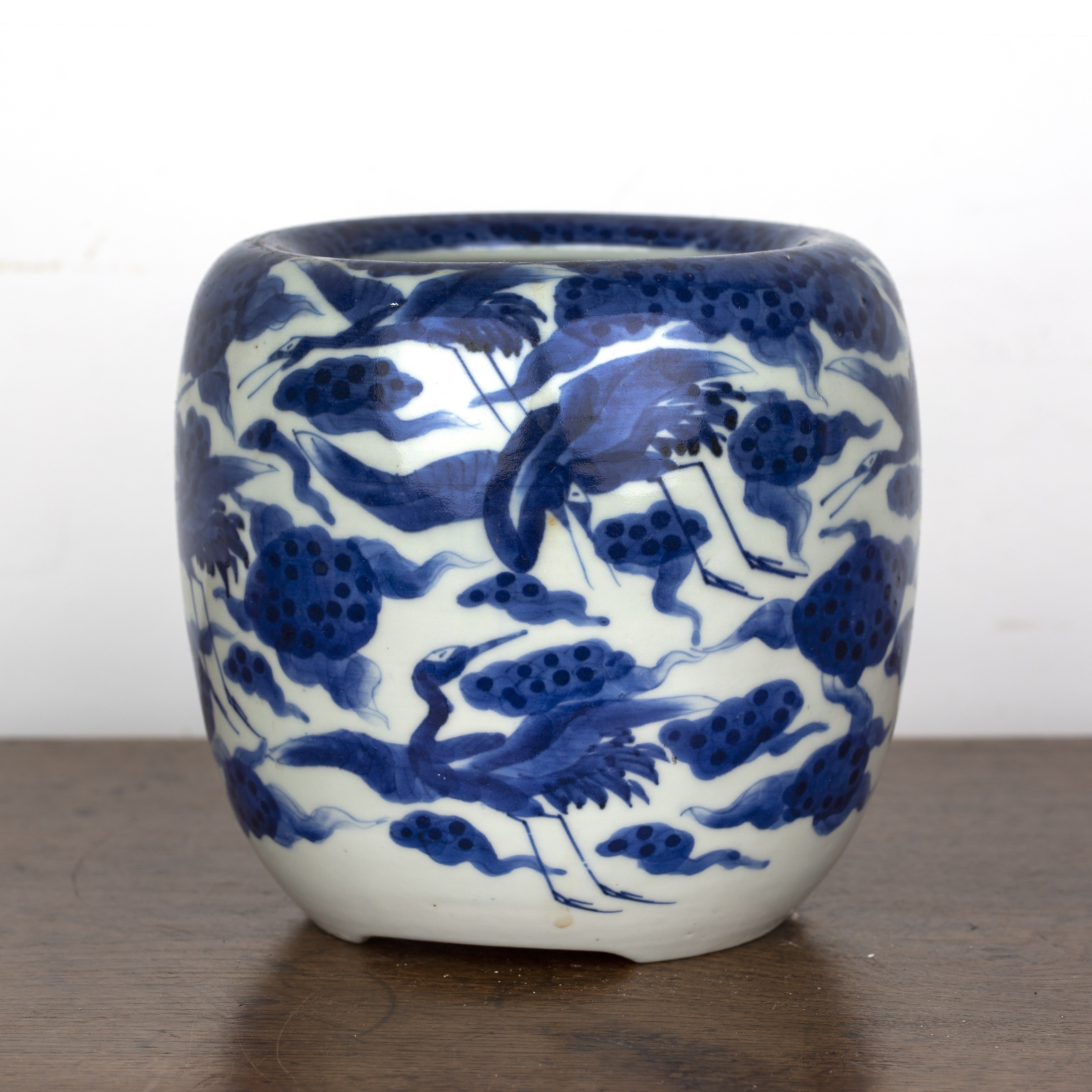 Blue and white porcelain jar Japanese painted with cranes in flight, 16.5cm high x 16.5cm diameter - Image 2 of 4