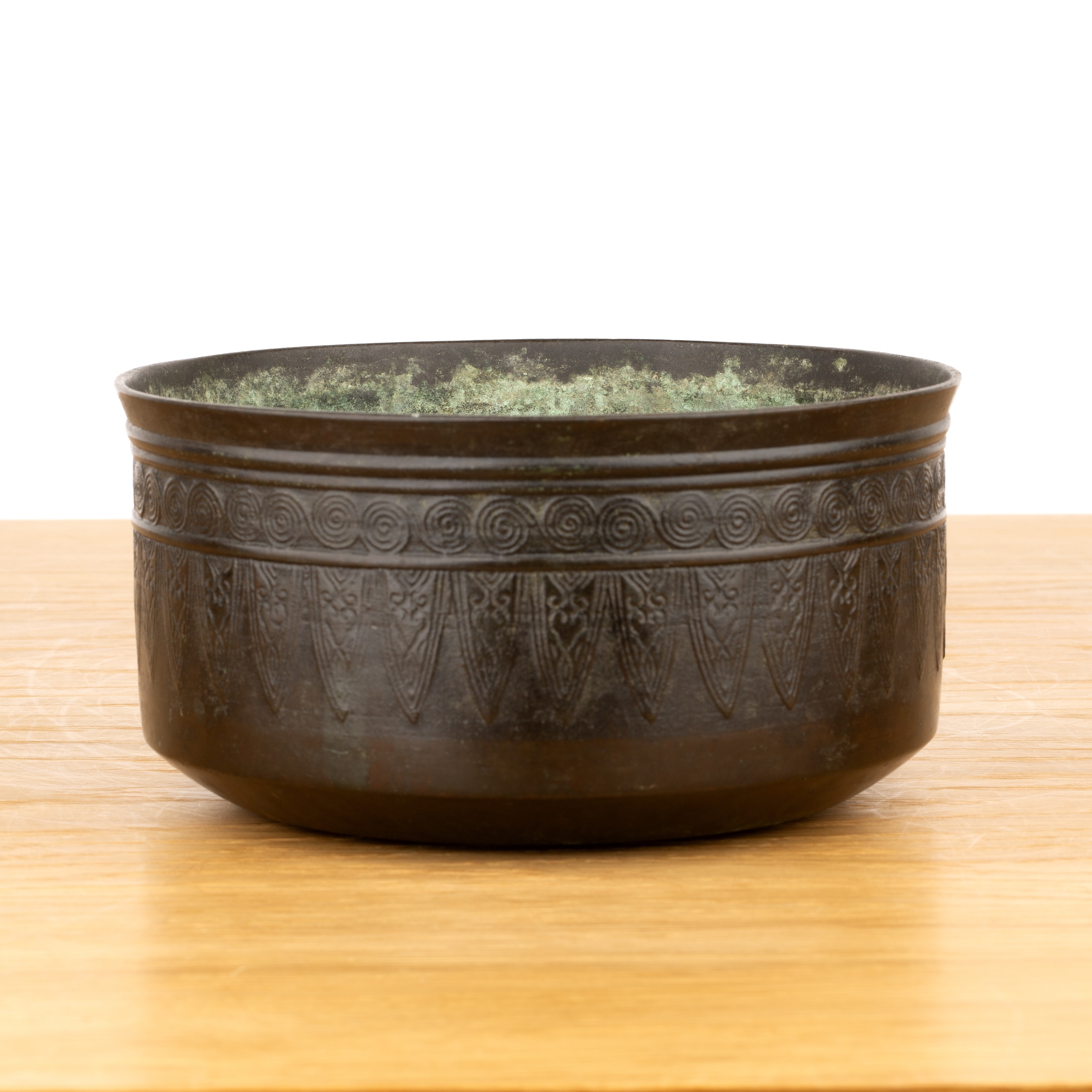 Bronze bowl Chinese, 17th/18th Century having a band of palmettes beneath a running scroll border, - Image 2 of 4