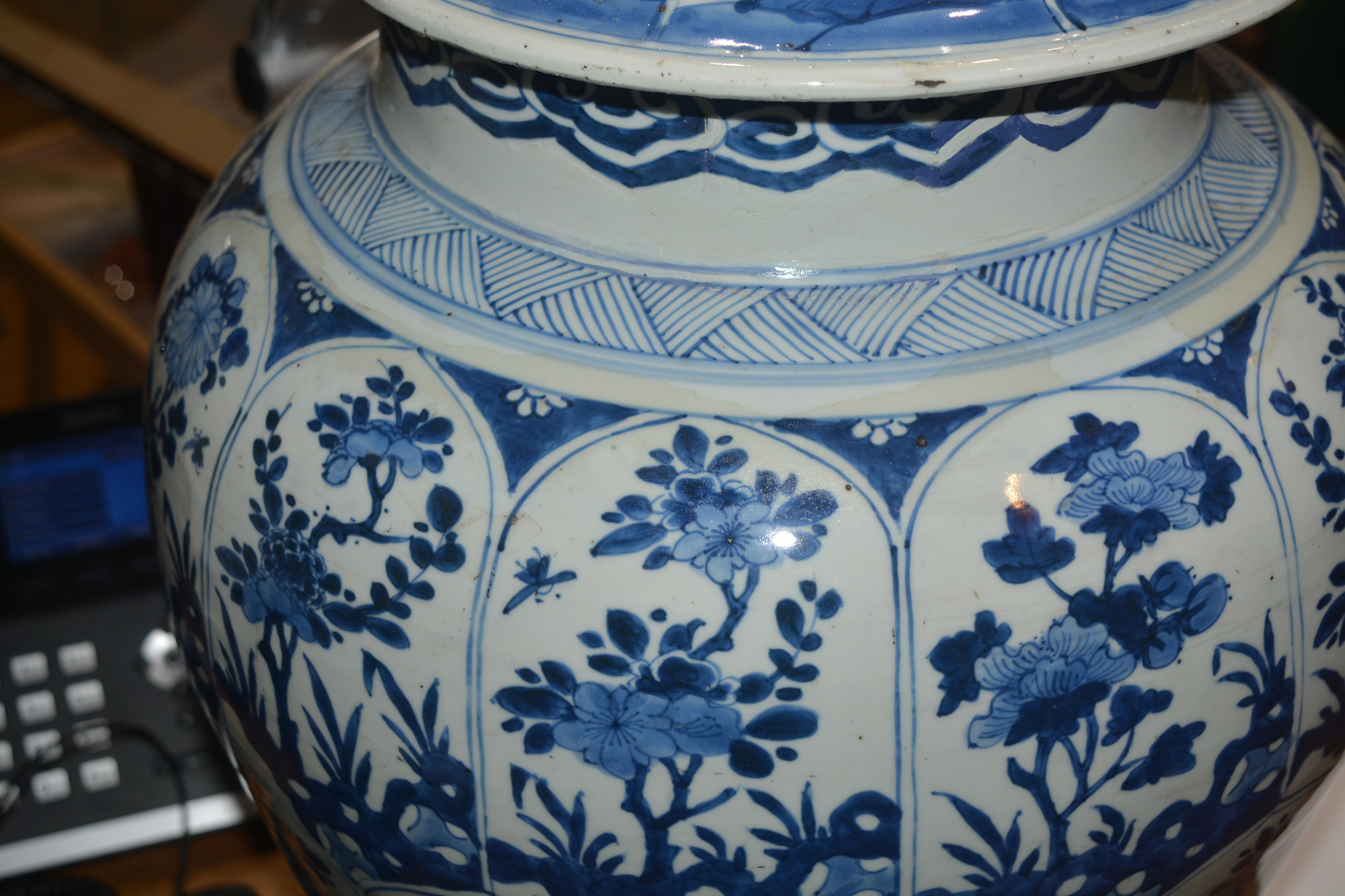 Blue and white jar and cover Chinese, Kangxi with all-over panels of flowers, within a chevron and - Bild 21 aus 23