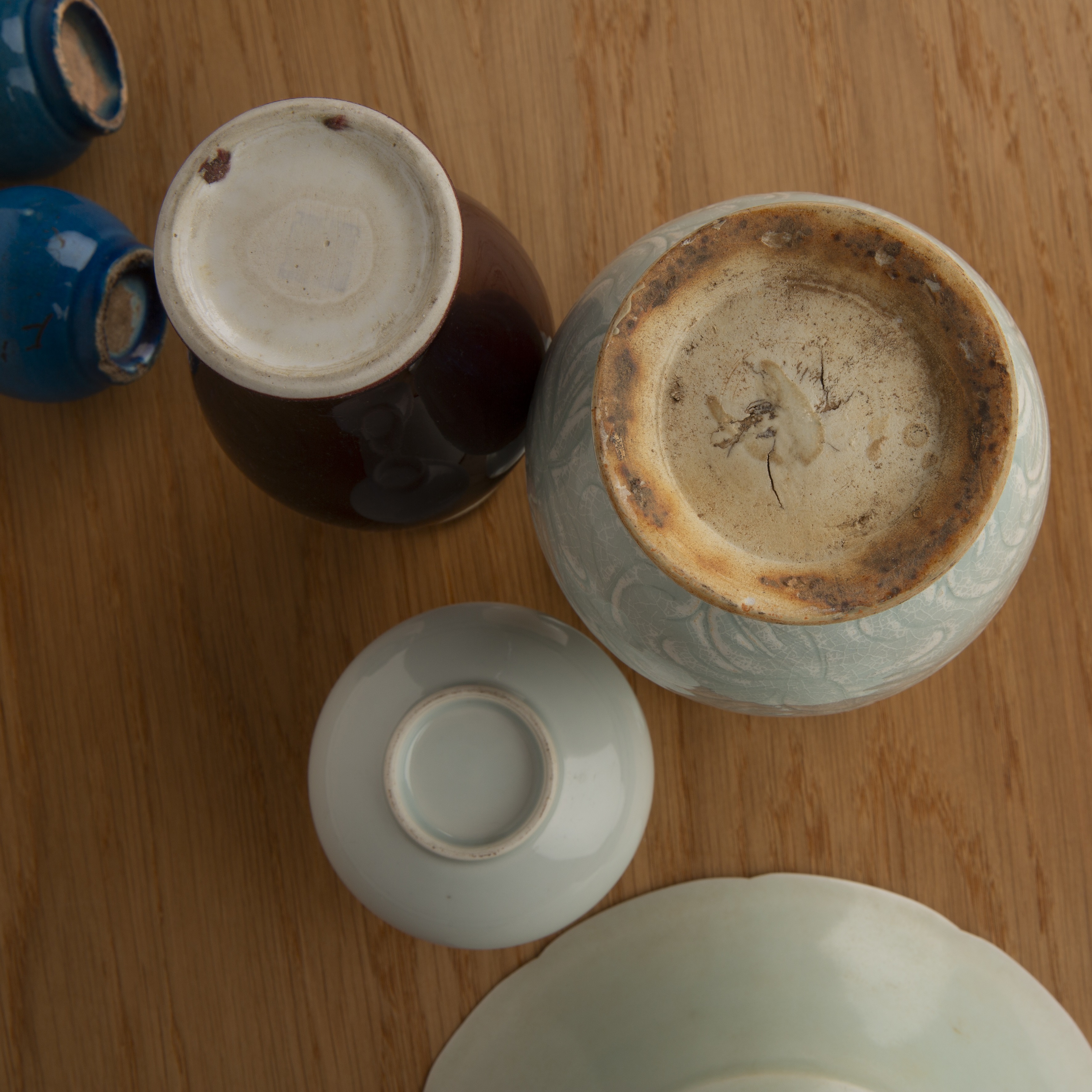 Group of porcelain Chinese, 19th/20th Century to include an incised celadon bowl, 20.5cm diameter, a - Image 5 of 20