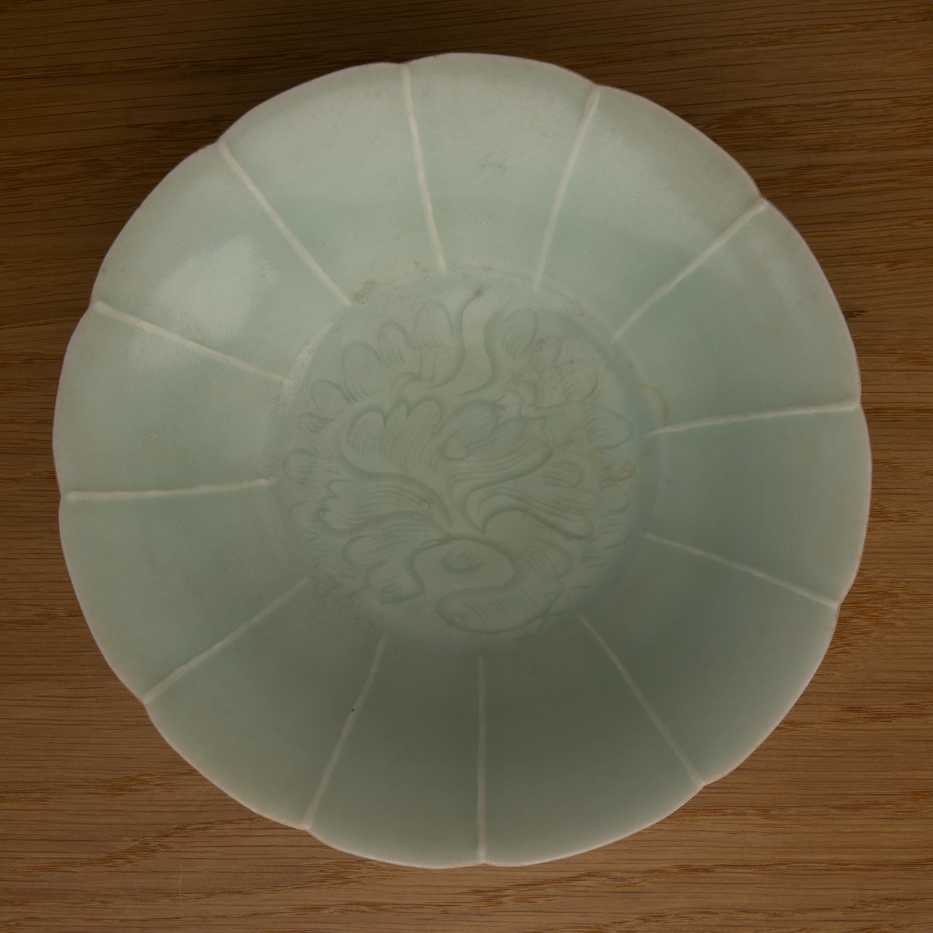 Group of porcelain Chinese, 19th/20th Century to include an incised celadon bowl, 20.5cm diameter, a - Image 3 of 20