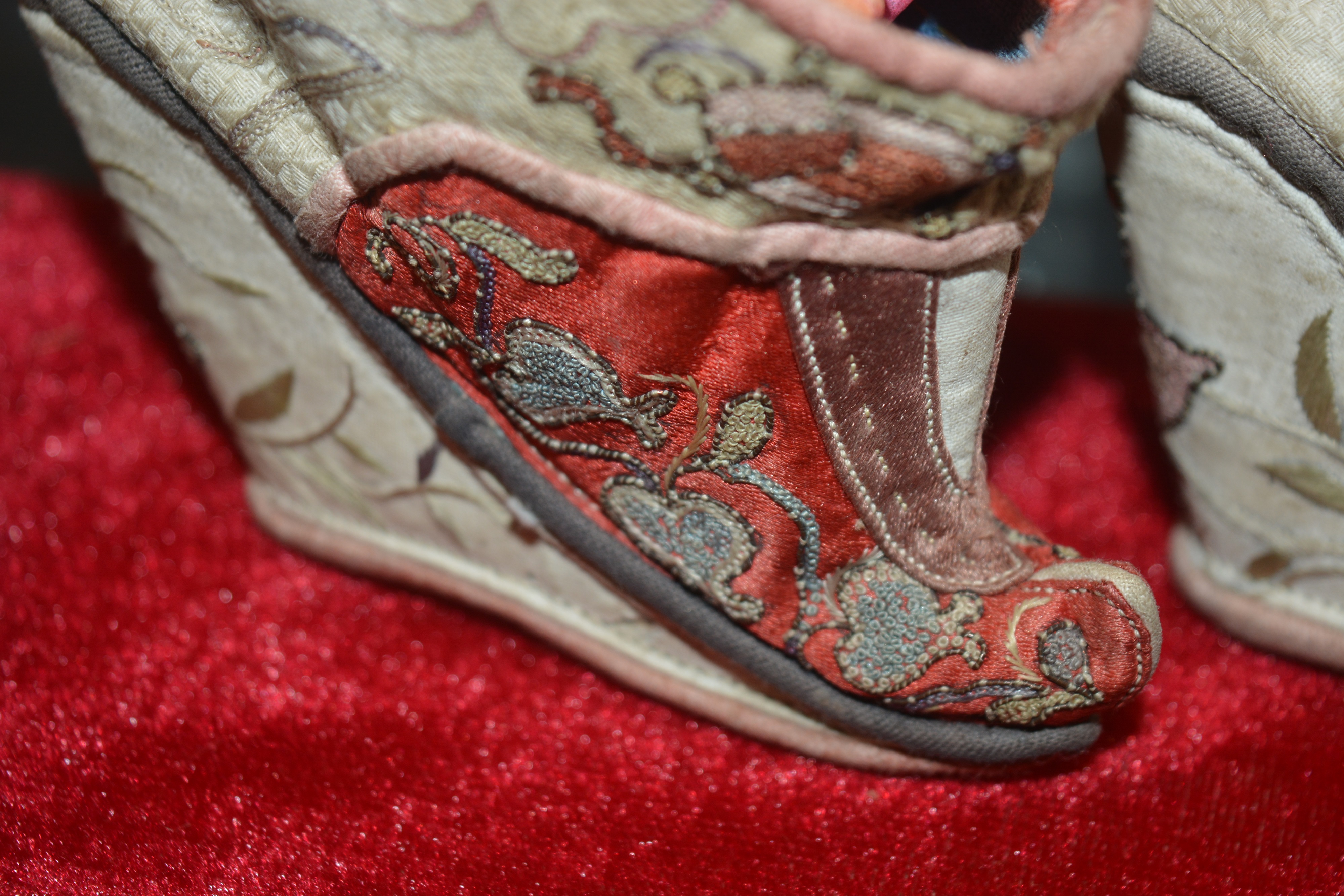 Four pairs of embroidered shoes Chinese set in three later wooden and glass cases, two cases 39. - Image 13 of 13