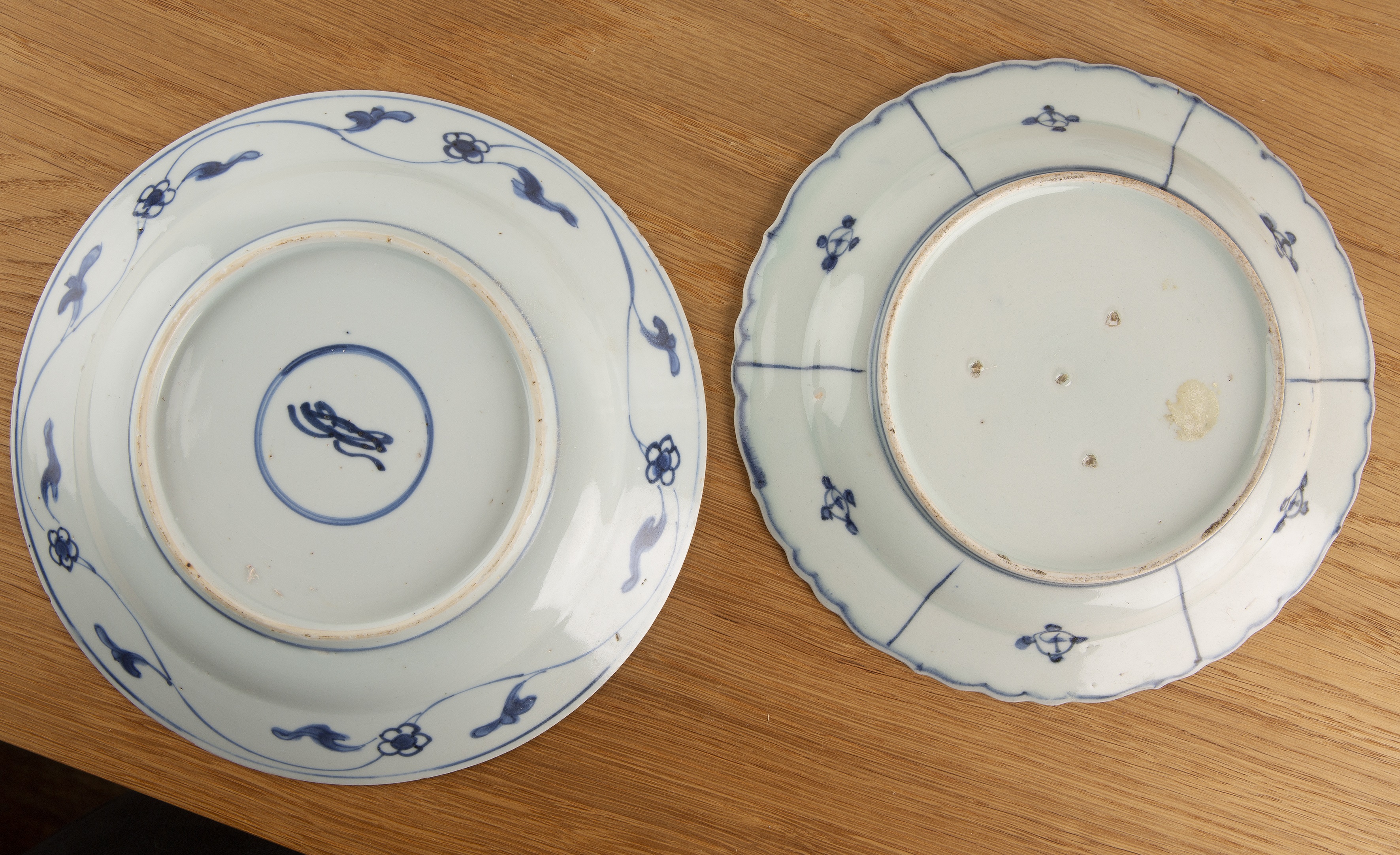 Group of porcelain pieces blue and white Chinese and Japanese to include a pair of bowls, painted - Image 3 of 7