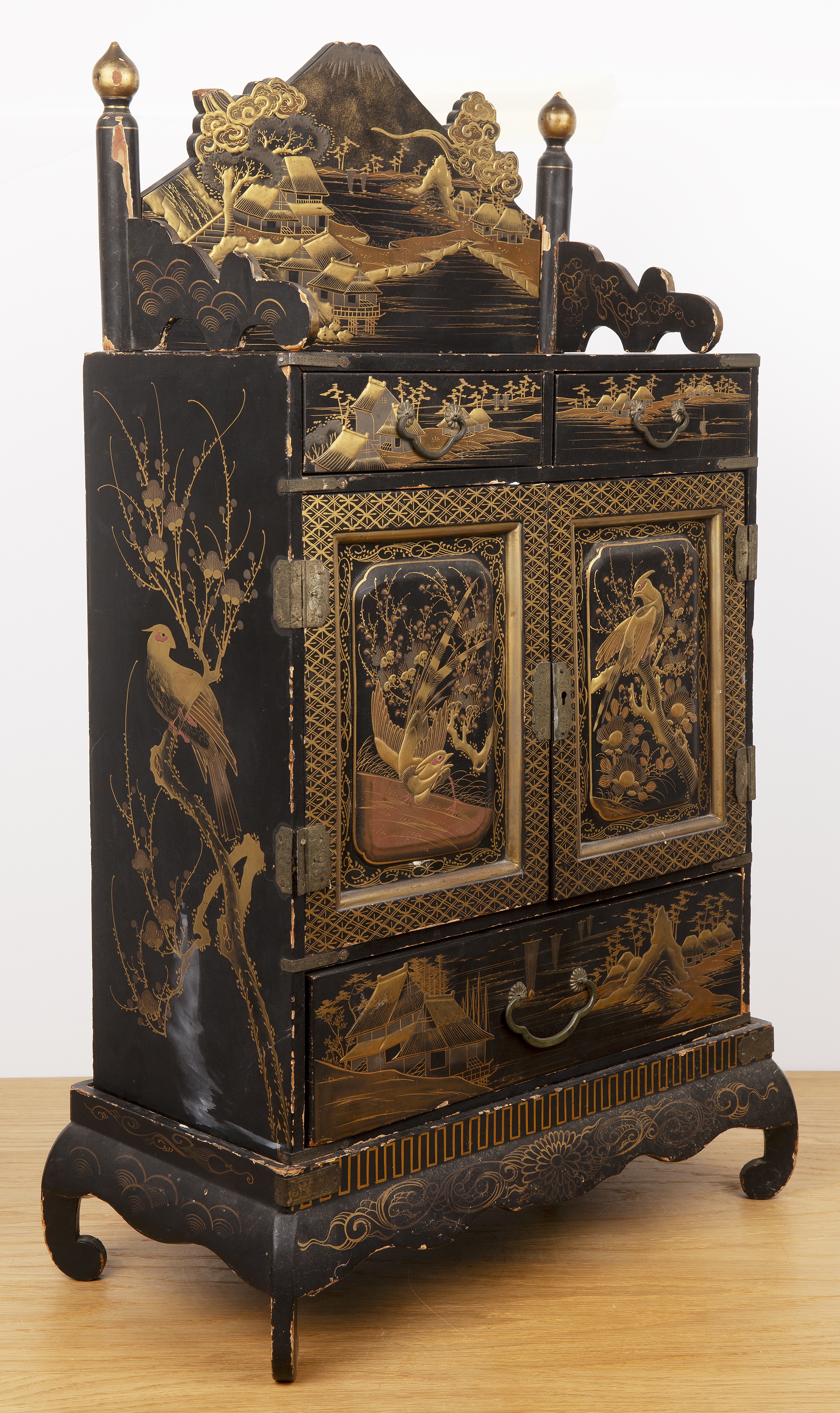Black lacquer cabinet on stand Japanese the piece with two central doors, the doors opening to - Image 2 of 5