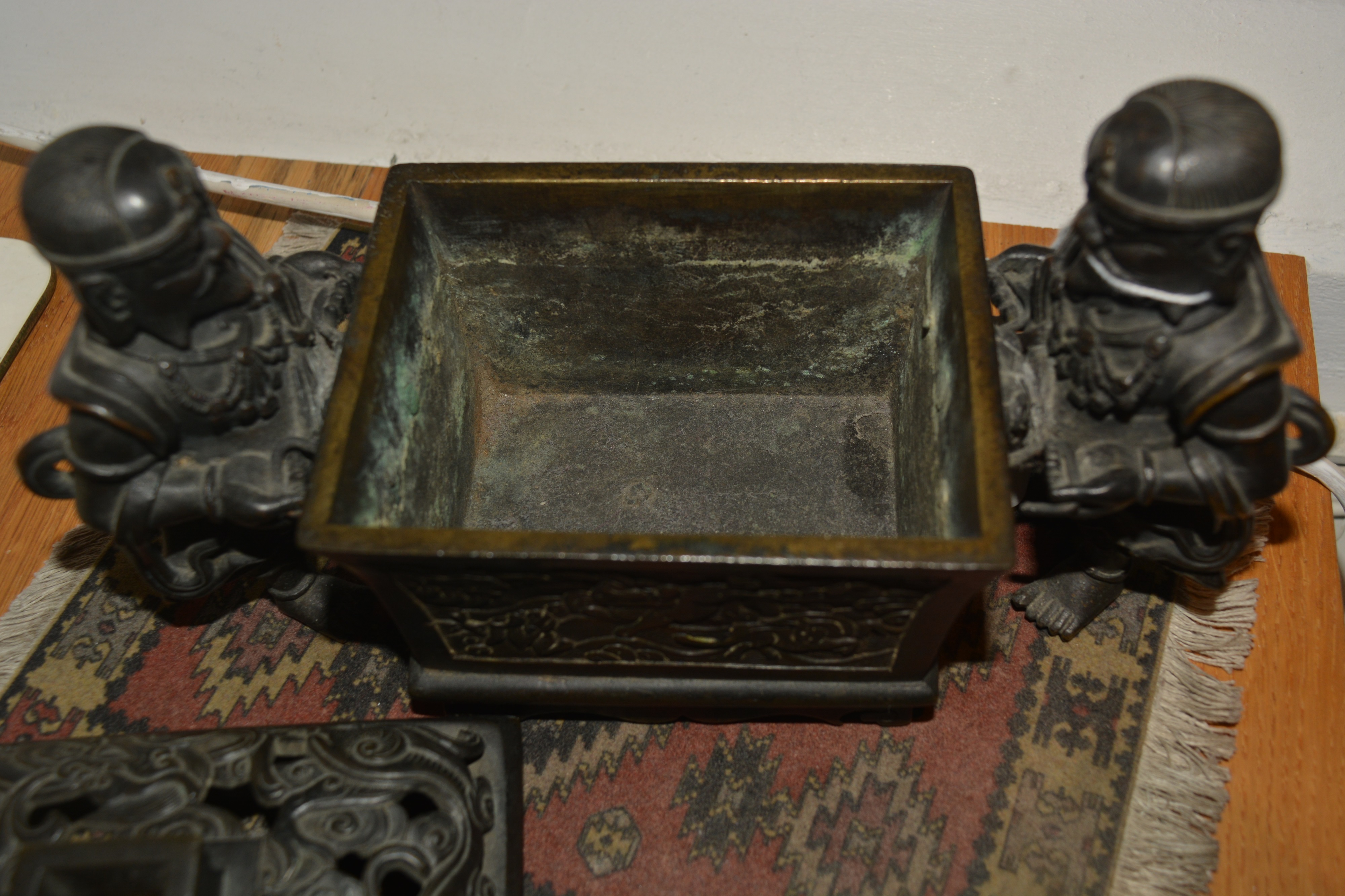 Bronze censer Chinese, 18th/19th Century in the form of a central rectangular casket with a - Image 9 of 23