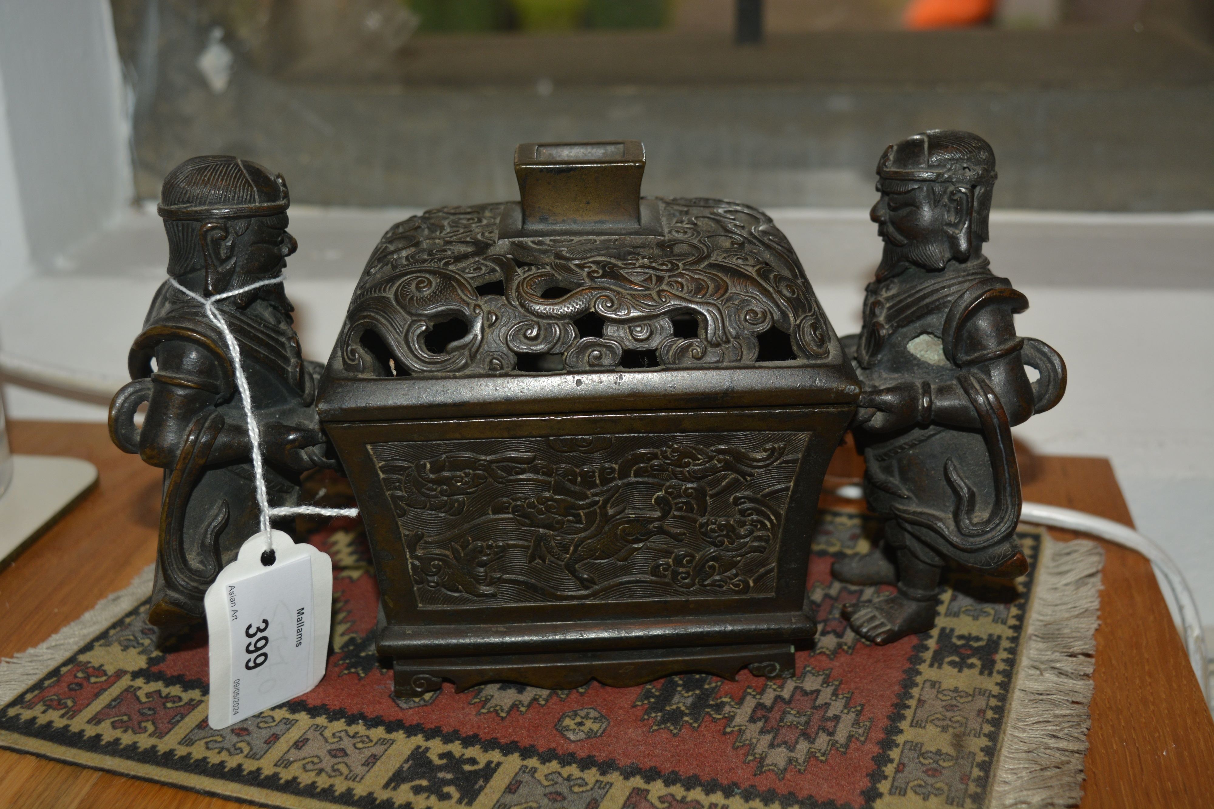 Bronze censer Chinese, 18th/19th Century in the form of a central rectangular casket with a - Bild 13 aus 27