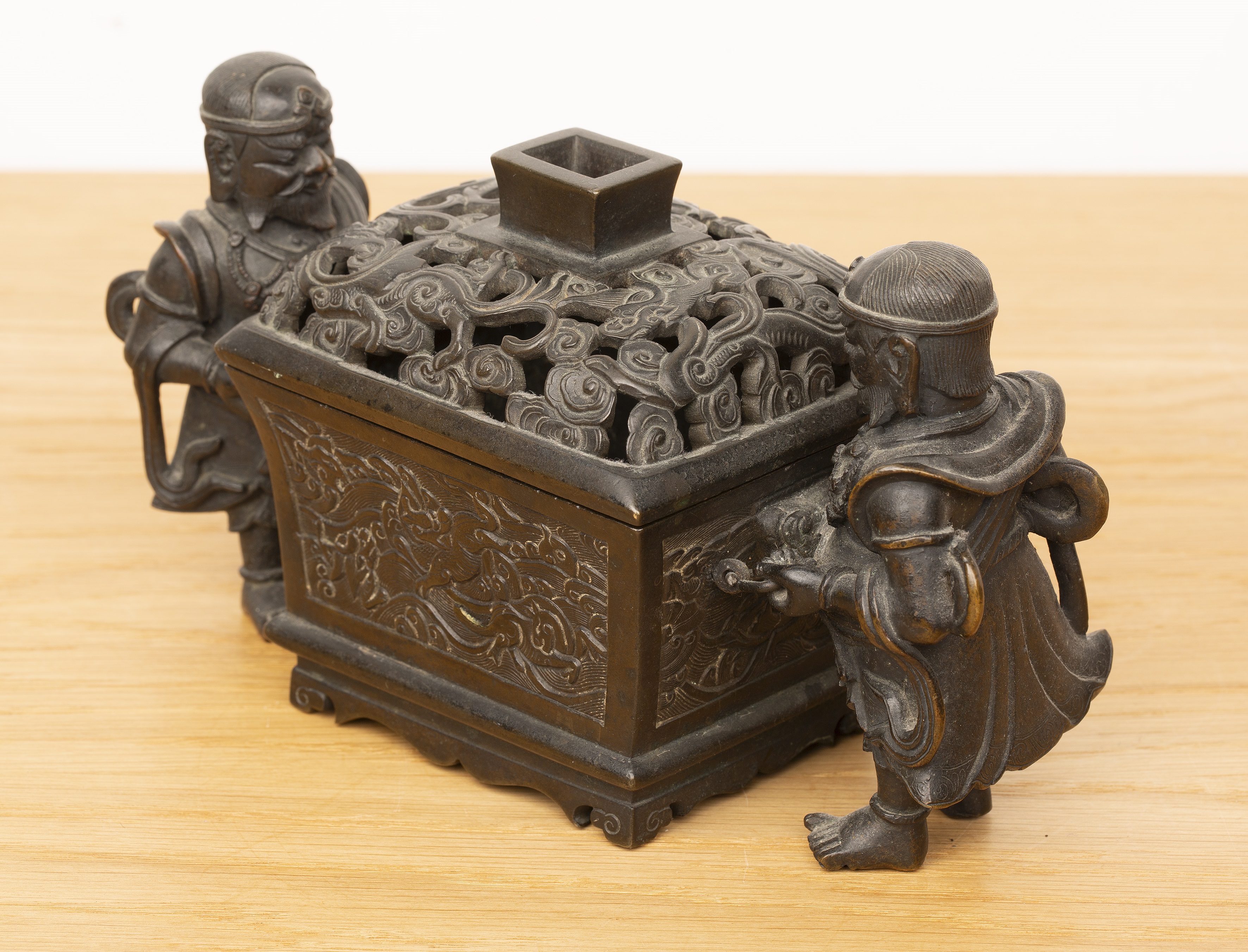 Bronze censer Chinese, 18th/19th Century in the form of a central rectangular casket with a - Bild 4 aus 27