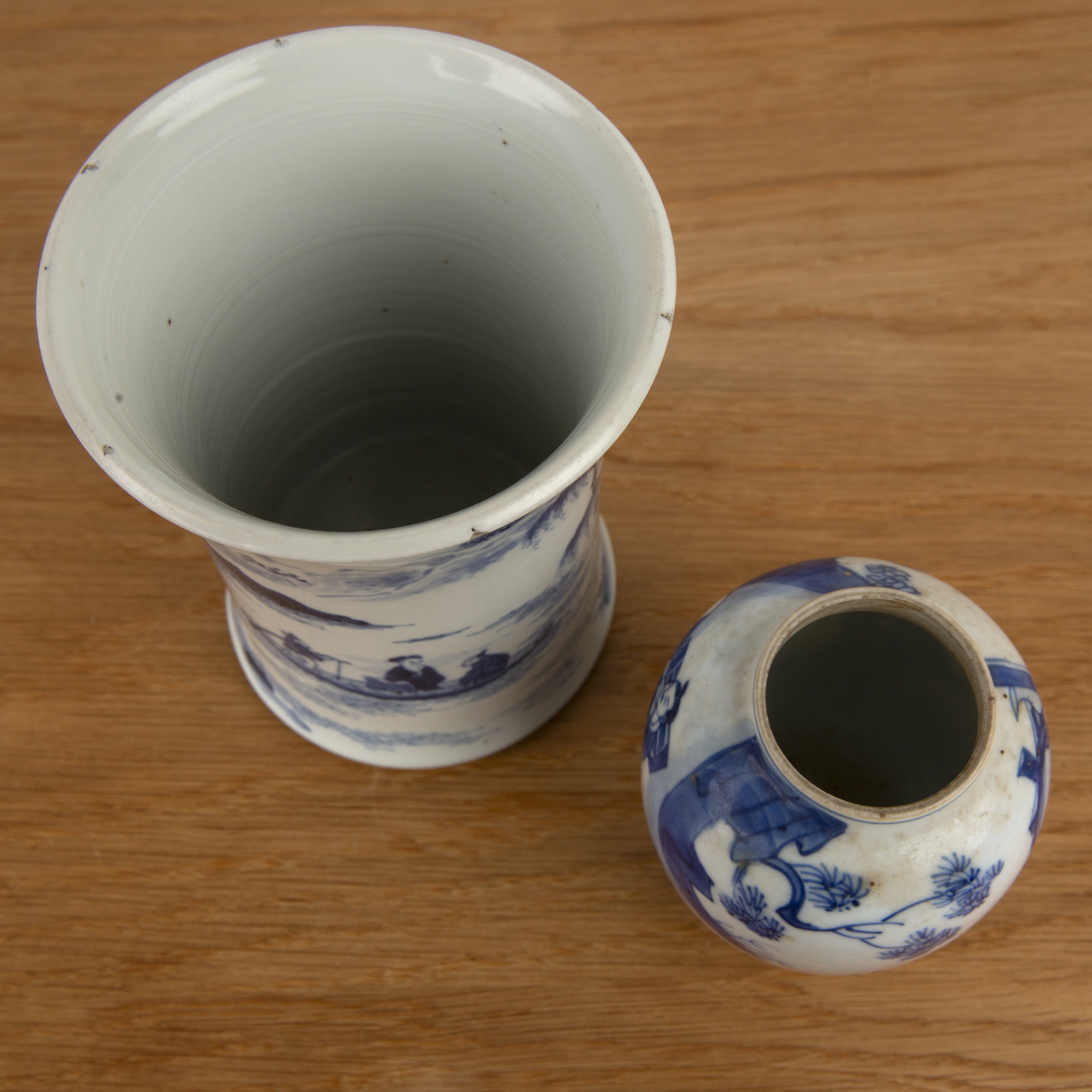 Blue and white porcelain brush pot and a jar Chinese, Kangxi the brush pot of waisted form painted - Image 3 of 9
