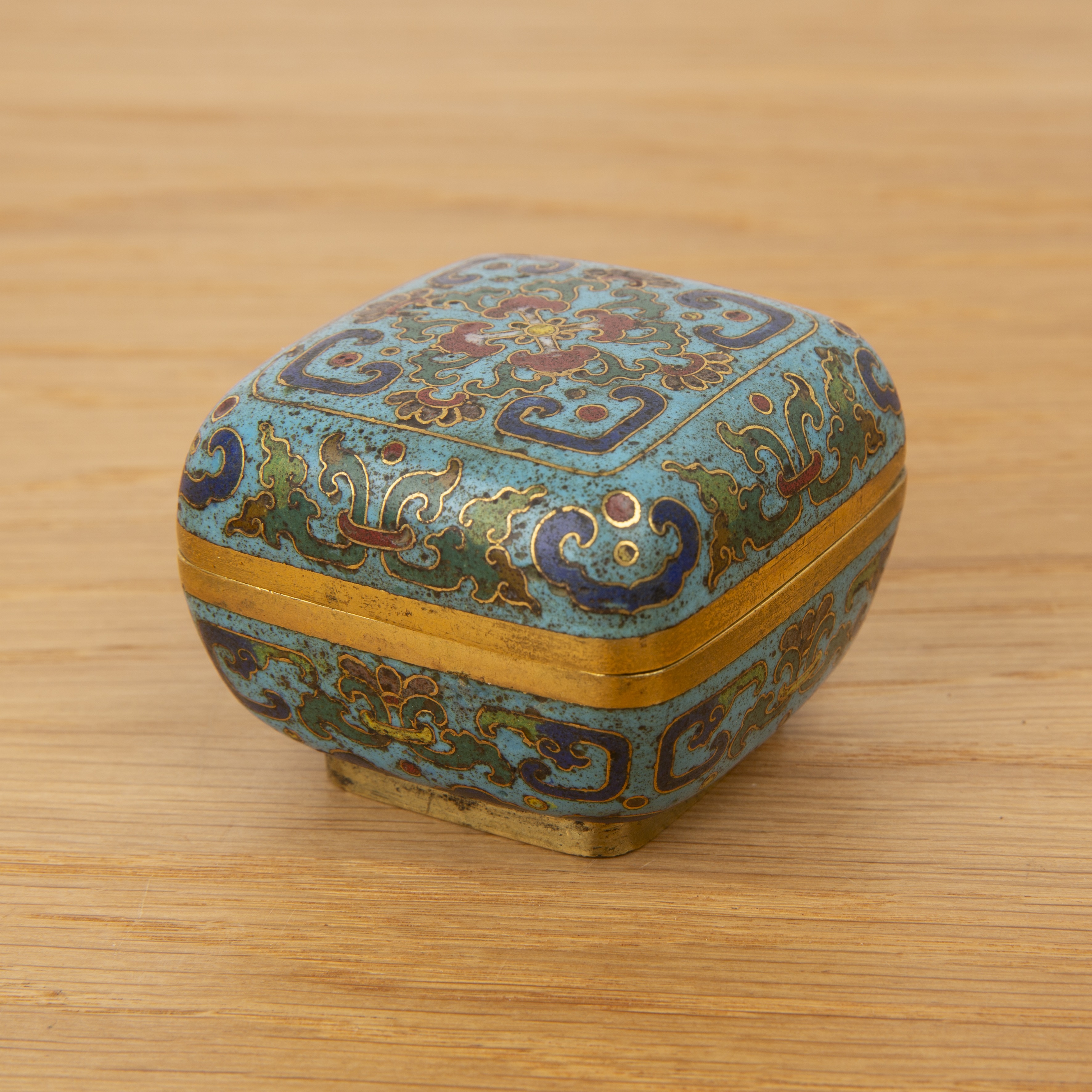 Cloisonné enamel small box Chinese, Qianlong square shaped square box with rounded sides, the - Image 2 of 21