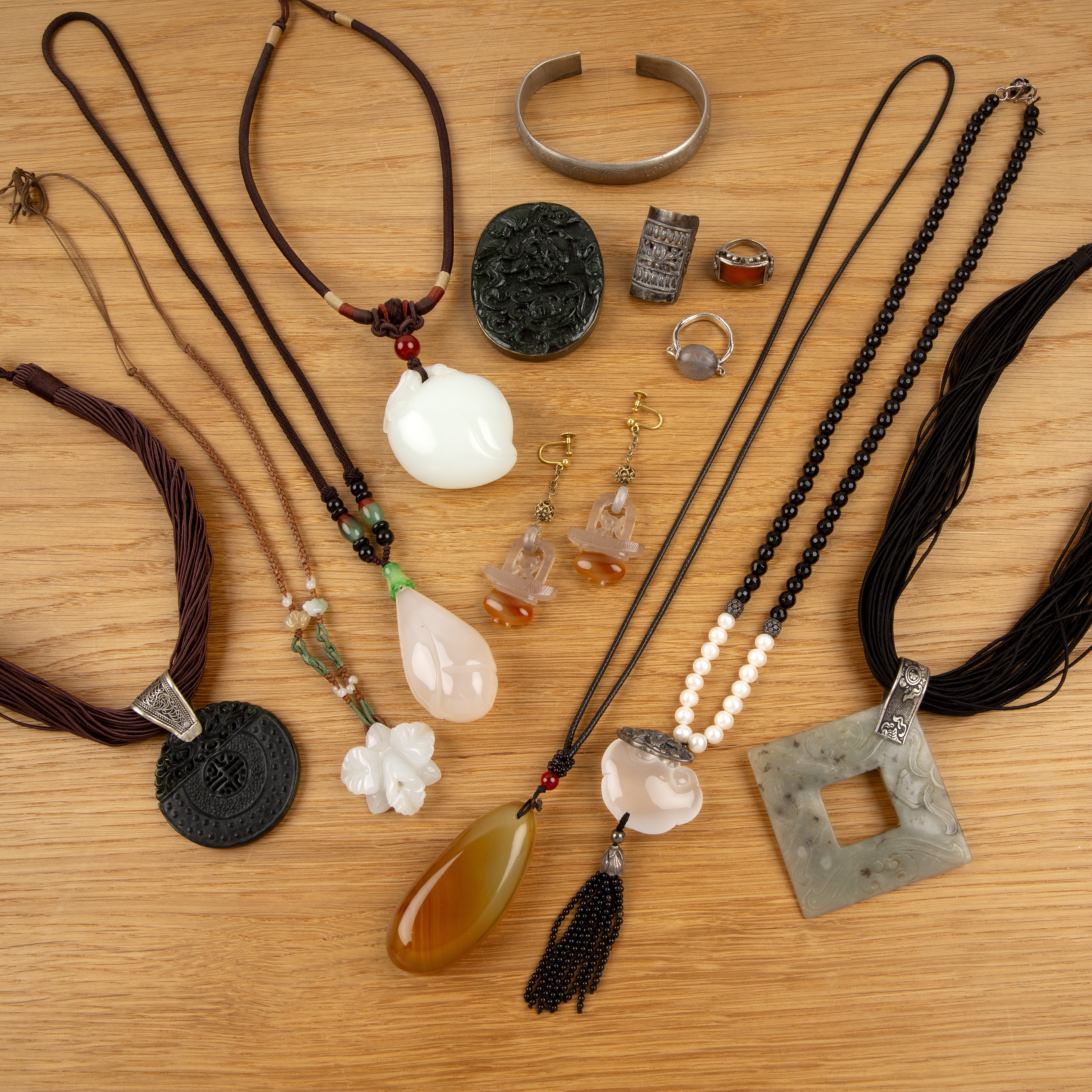 Collection of jewellery Chinese, 20th Century and later to include: agate, hardsone and jade - Image 2 of 2