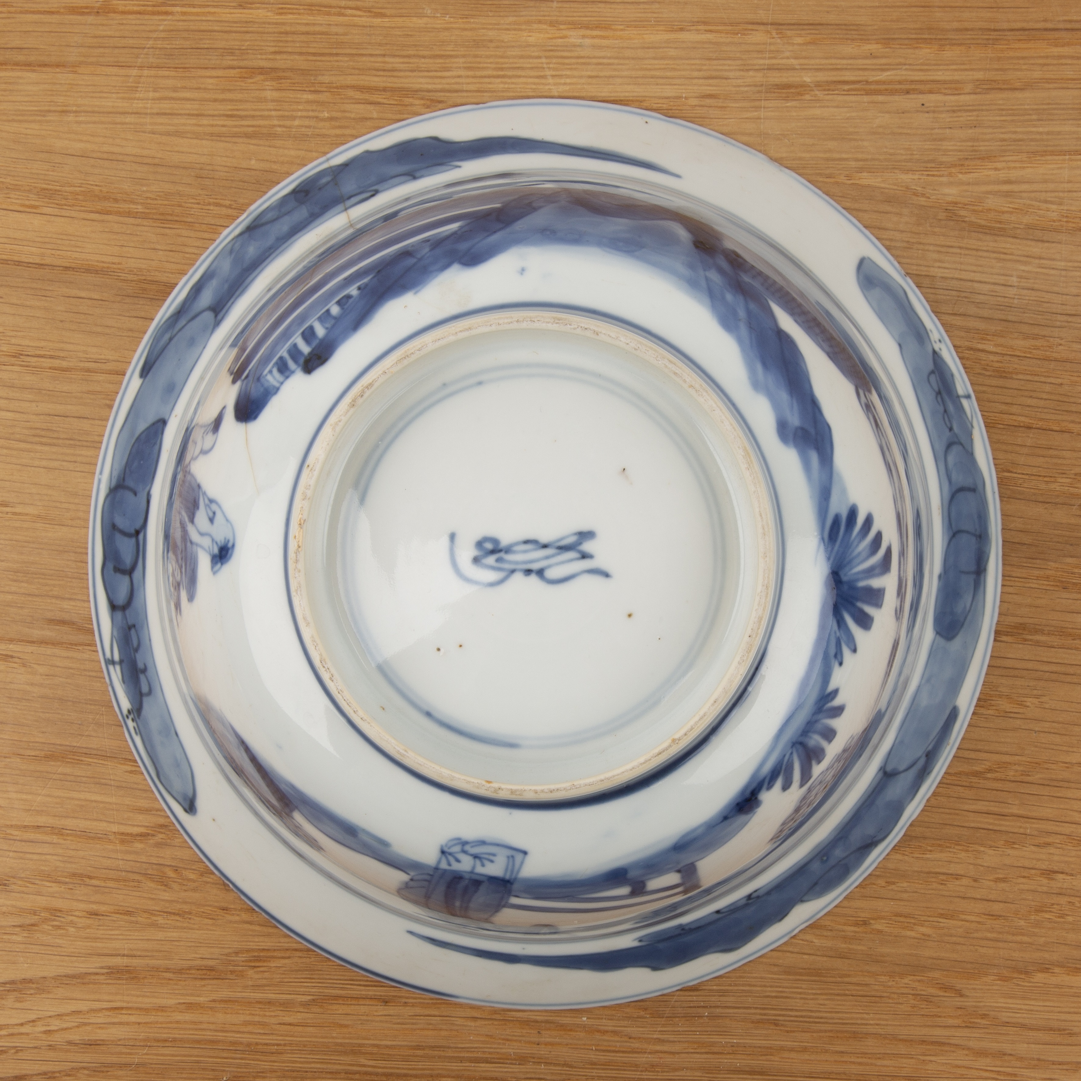 Blue and white bowl Chinese, Kangxi period painted with a monk to the centre and further figures - Image 5 of 6