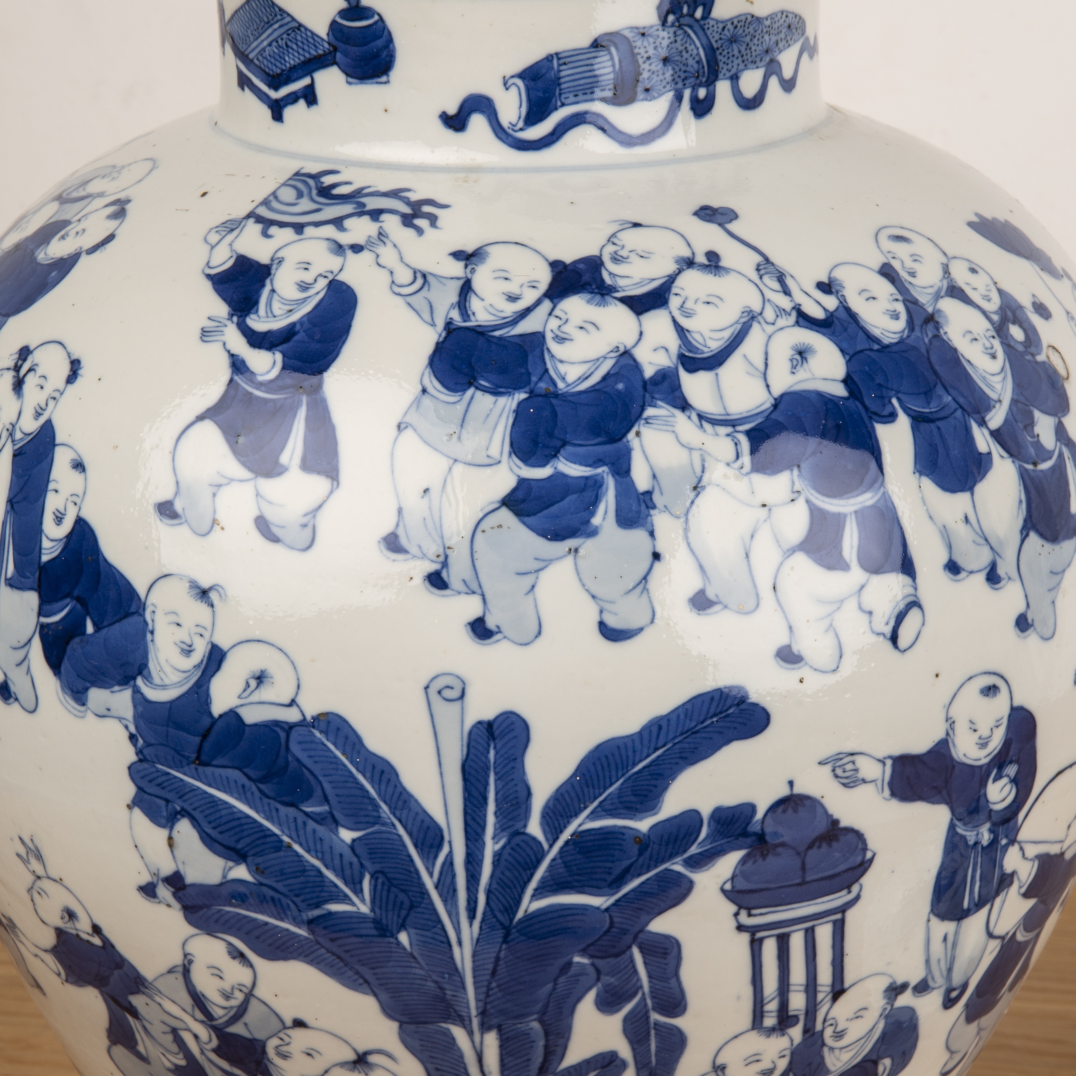 Pair of blue and white 'hundred boy ' porcelain vases and covers Chinese, Kangxi (1662-1722) the - Bild 9 aus 37