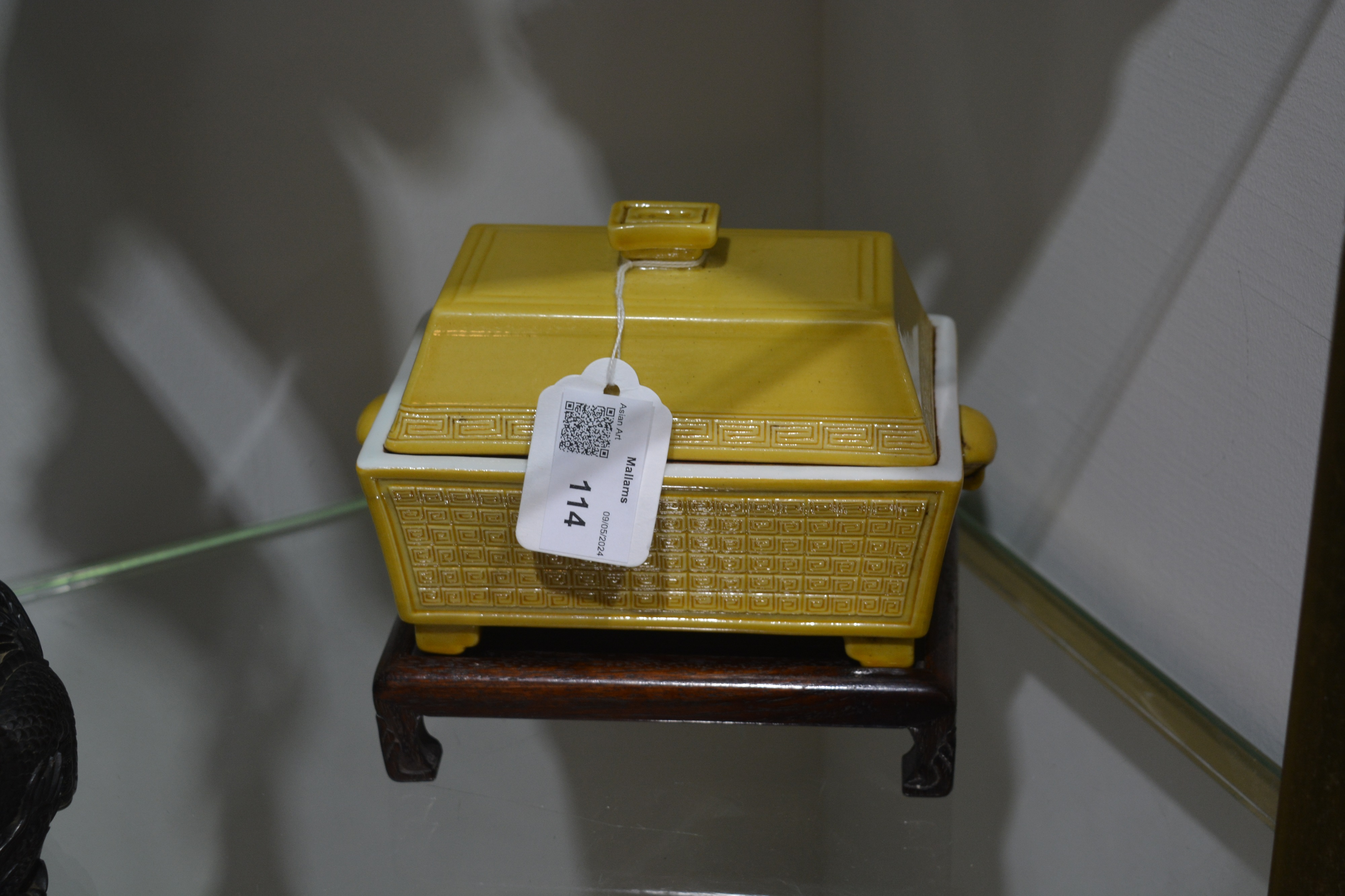 Yellow ground porcelain box and cover Chinese of rectangular form, with allover key decoration - Image 9 of 10