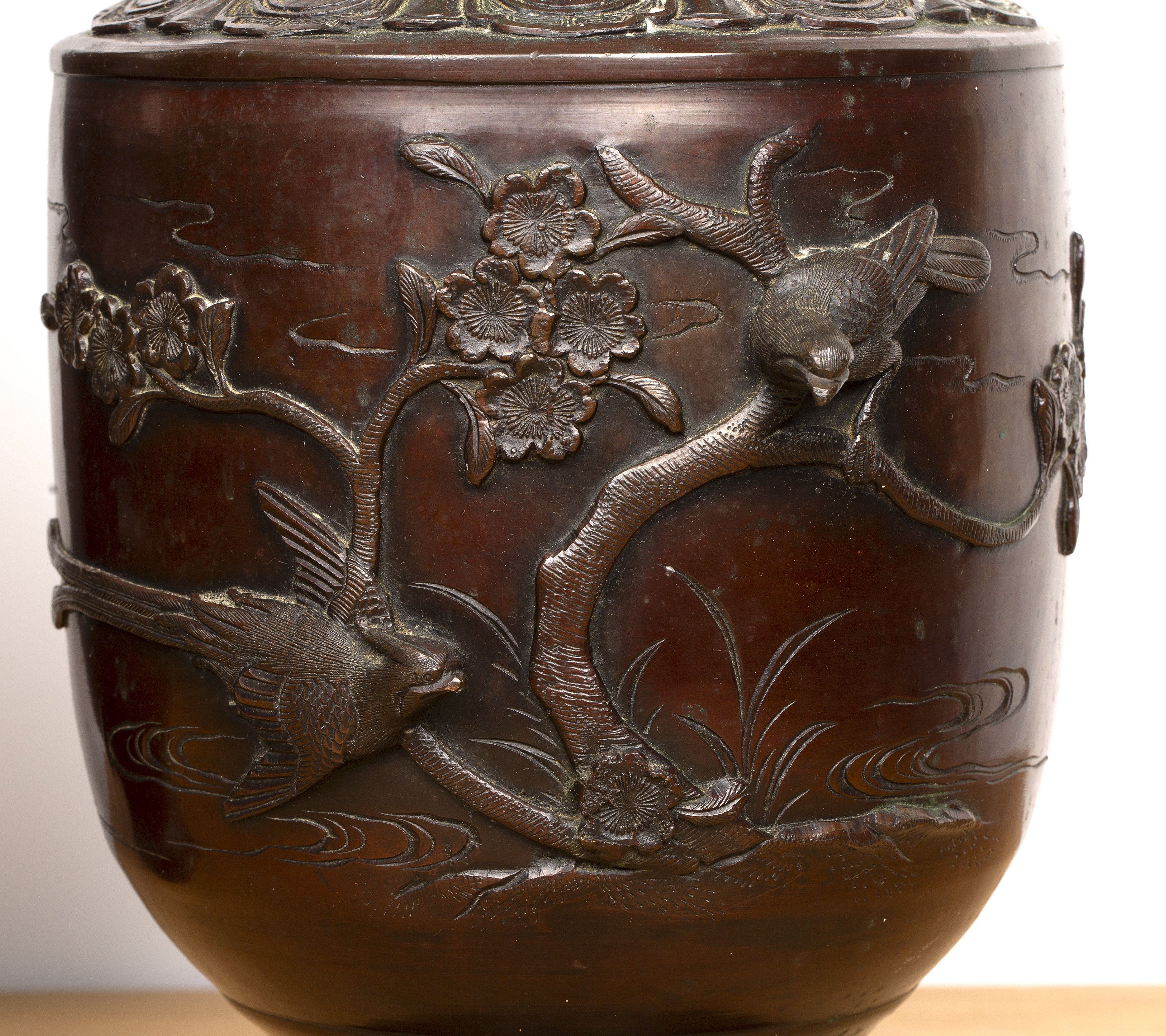 Pair of bronze vases Japanese, late 19th Century decorated with birds and mons motifs, with an - Image 4 of 7